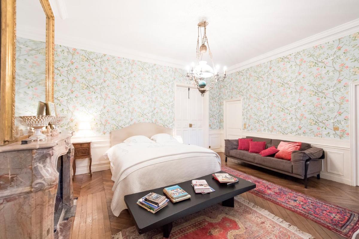 Veeve - Antique Charm by Arc de Triomphe