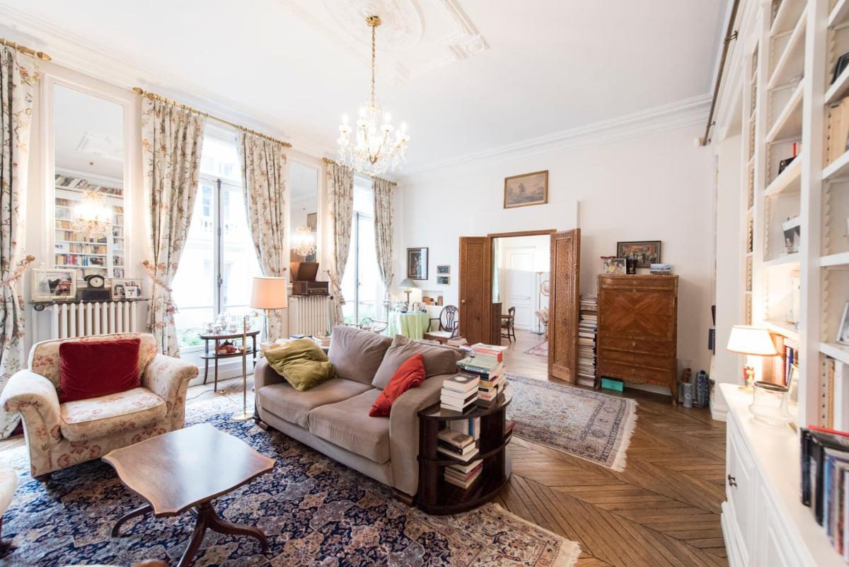 Veeve - Antique Charm by Arc de Triomphe