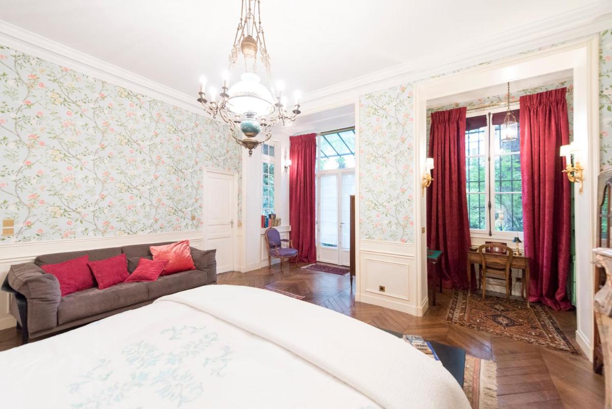Veeve - Antique Charm by Arc de Triomphe