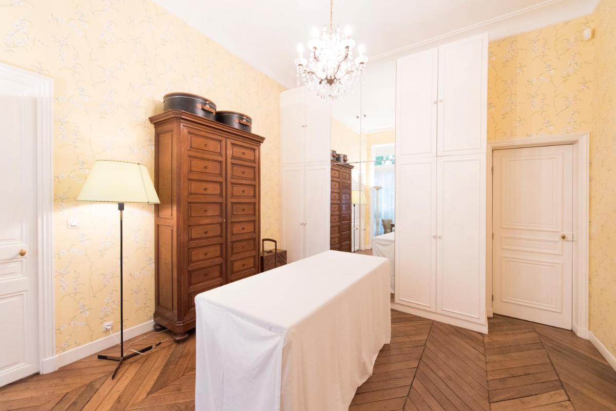Veeve - Antique Charm by Arc de Triomphe