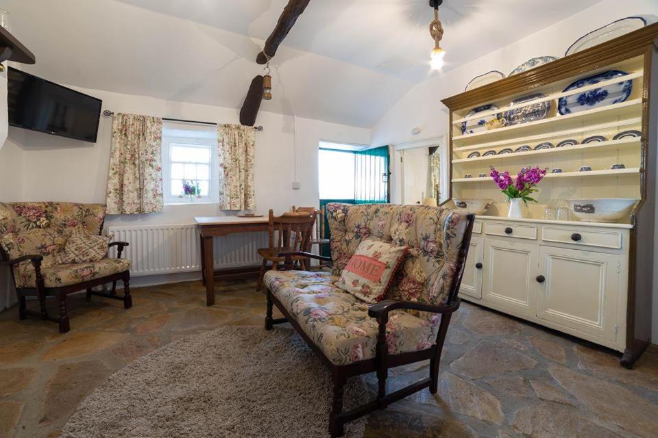 Cissy's Cottage - traditional thatched cottage, on the Causeway Coast view 4