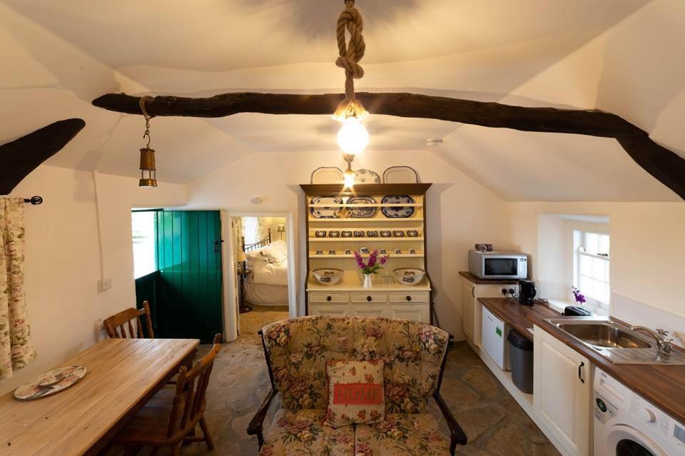 Cissy's Cottage - traditional thatched cottage, on the Causeway Coast view 5