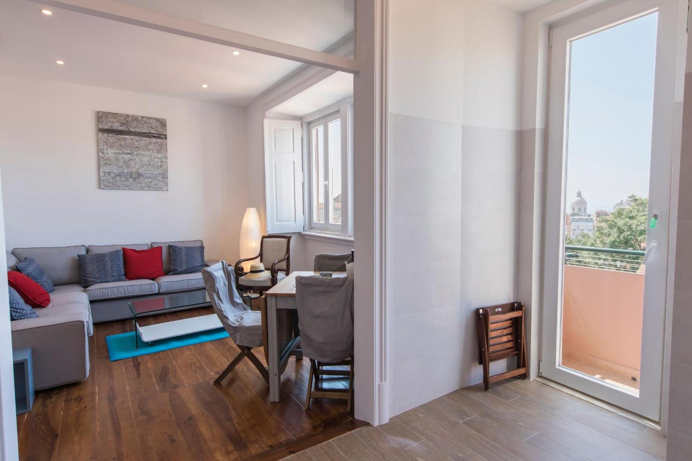 Comfortable Apartment with River View by LovelyStay view 3