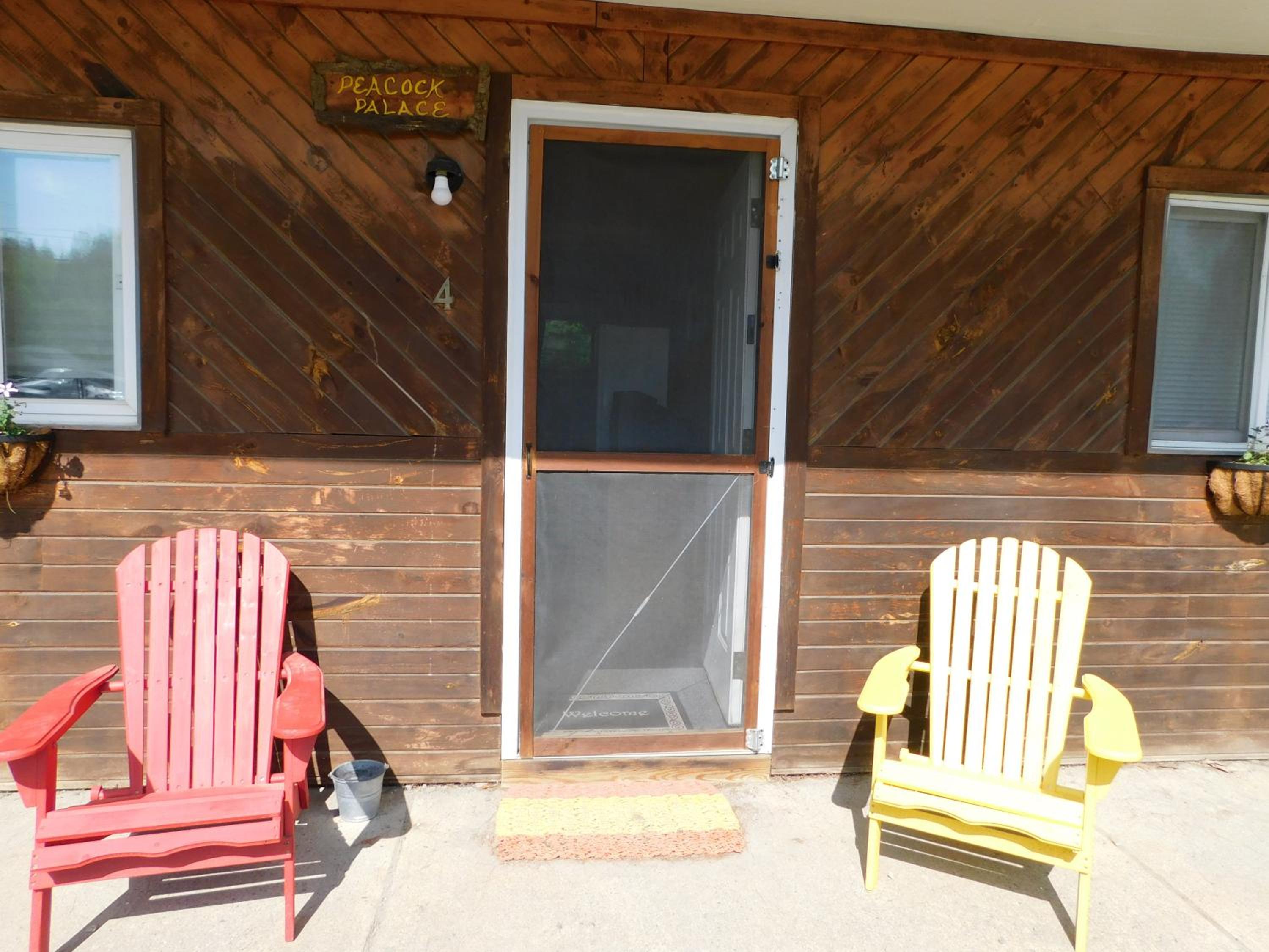 Pine Crest Motel & Cabins