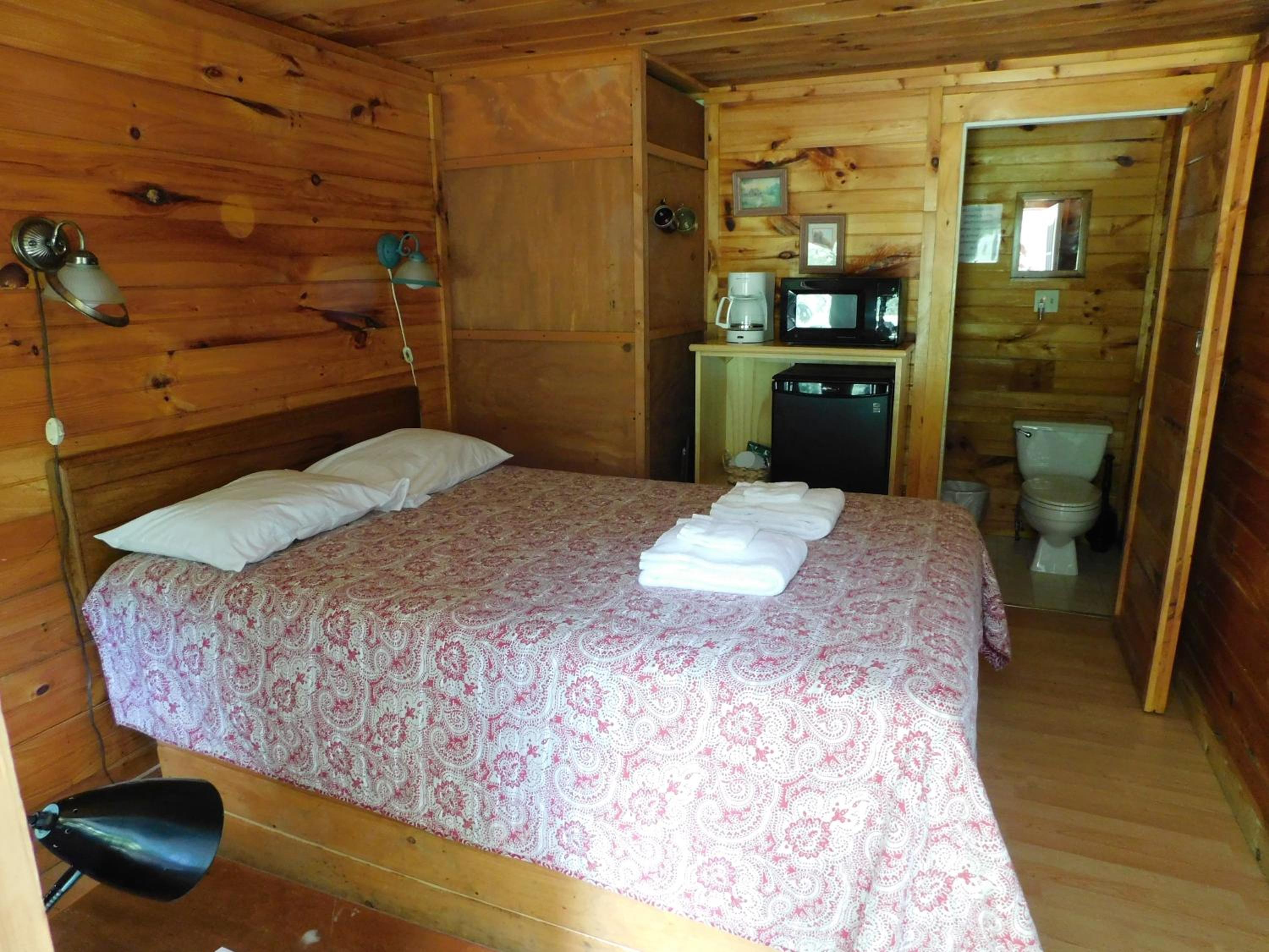 Pine Crest Motel & Cabins