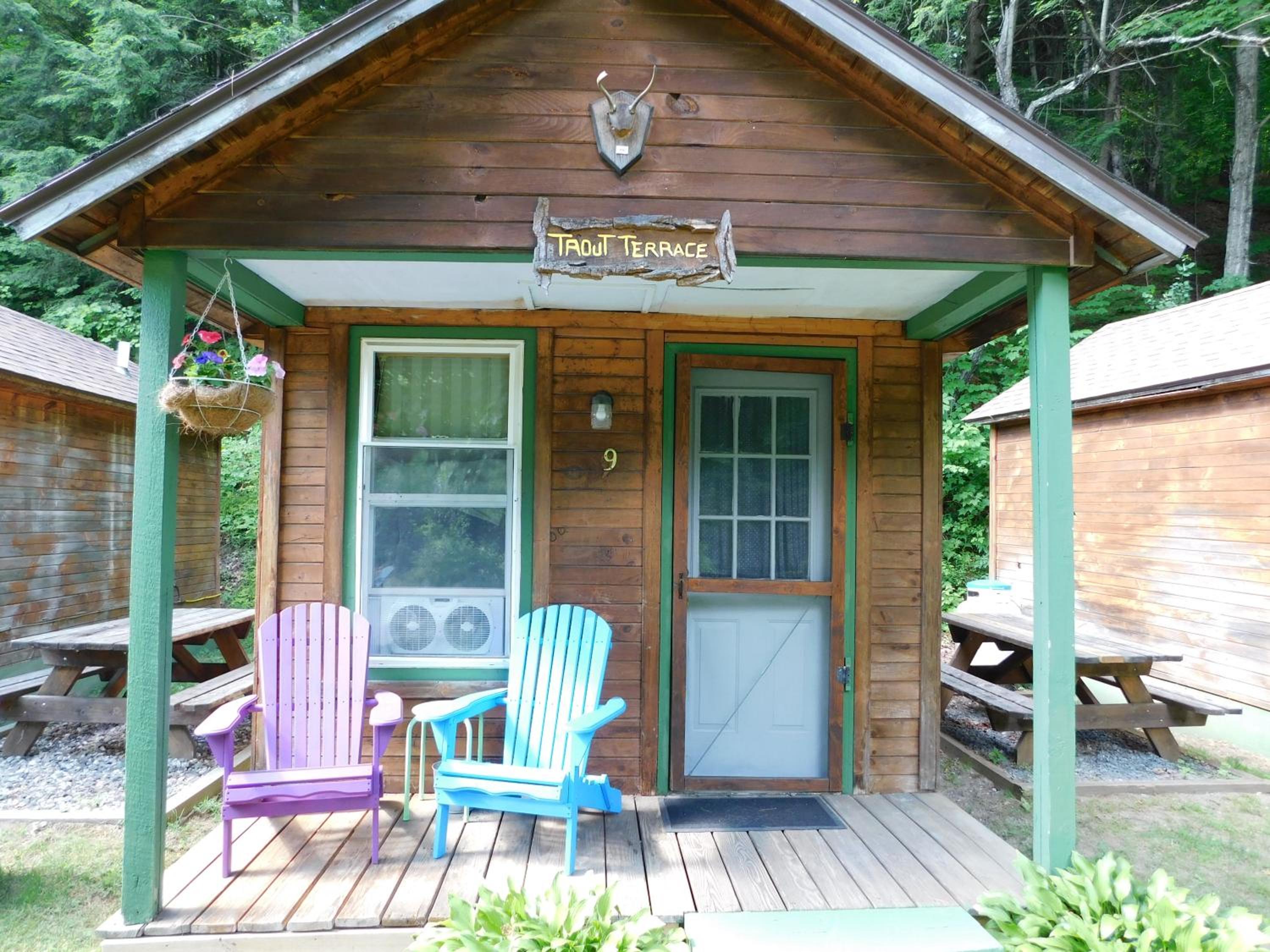 Pine Crest Motel & Cabins