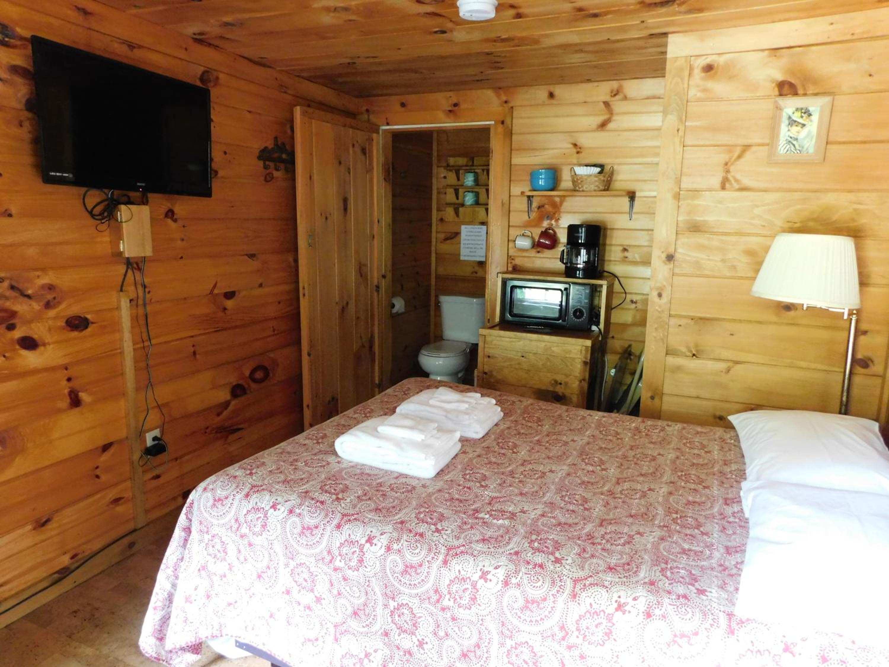 Pine Crest Motel & Cabins