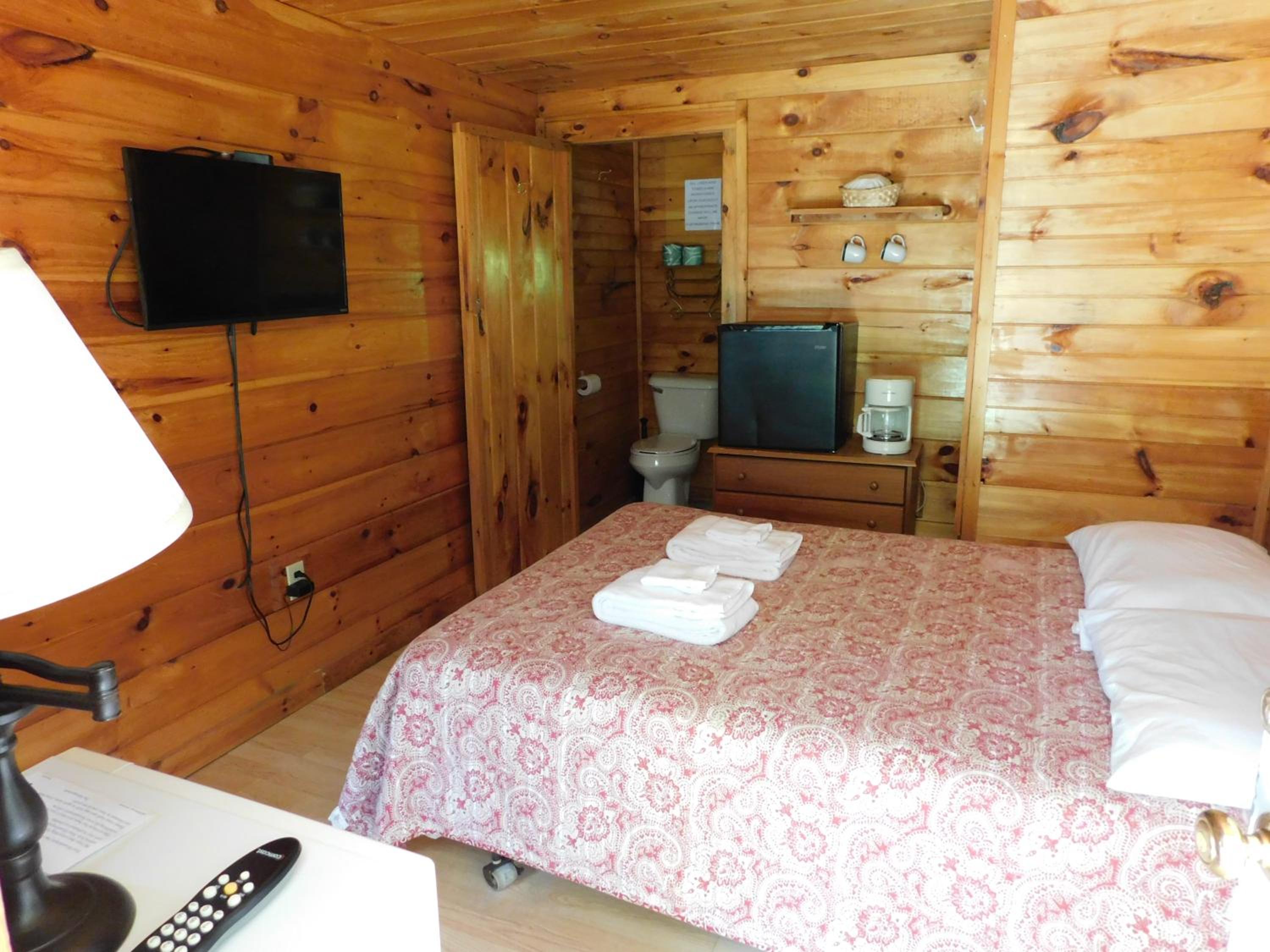 Pine Crest Motel & Cabins