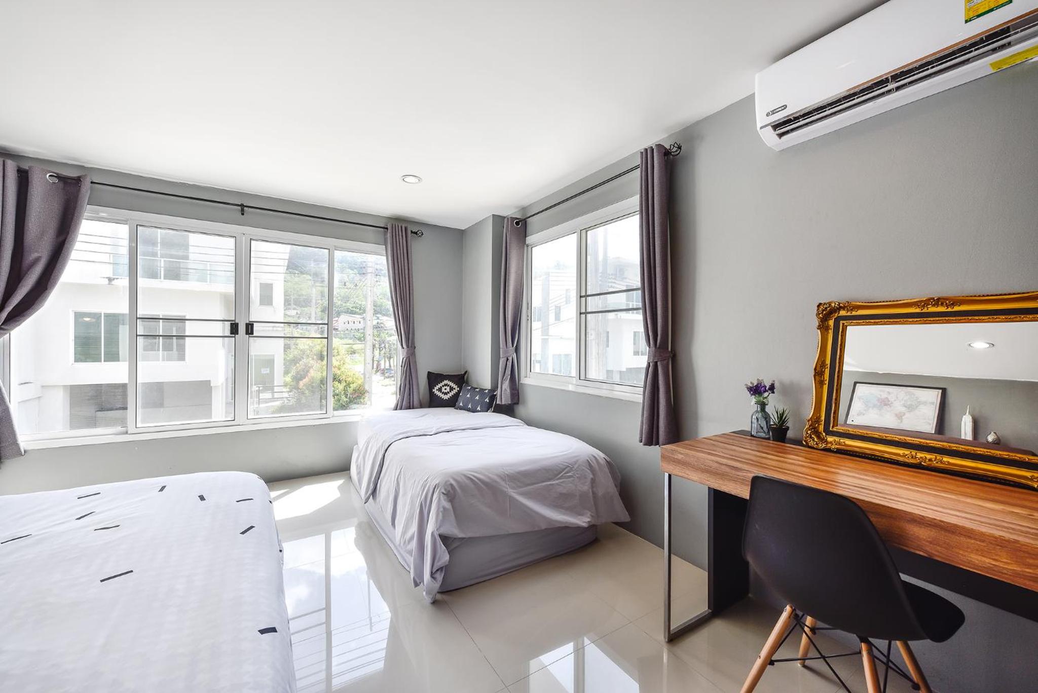 Modern House Patong Hill - 7 beds - Kitchen view 2