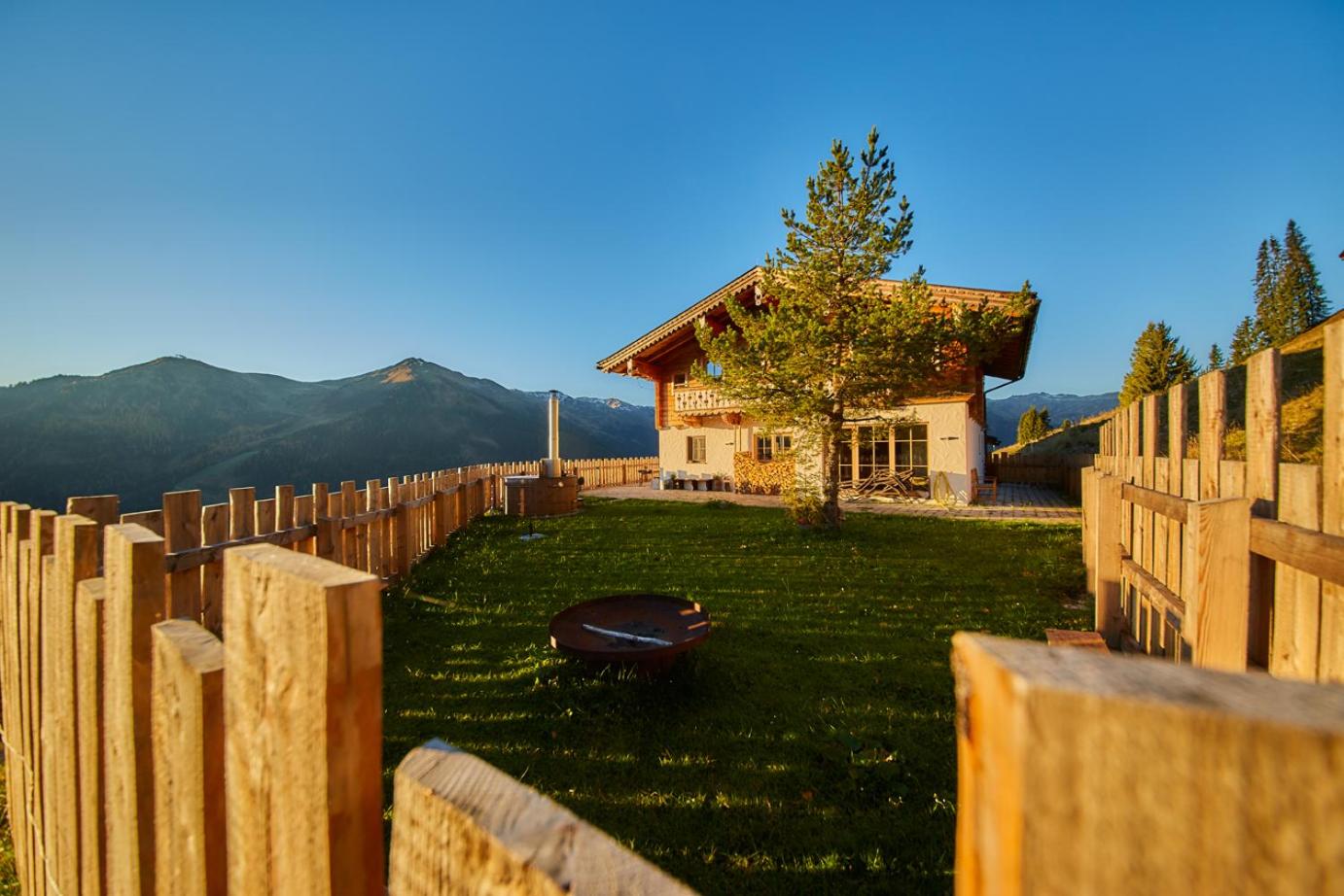 Wallegg Lodge - Alpine Premium Chalet - Ski In-Ski Out - Real Alpine Location Saalbach