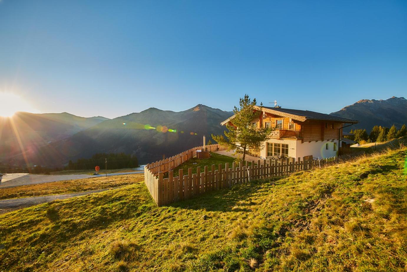 Wallegg Lodge - Alpine Premium Chalet - Ski In-Ski Out - Real Alpine Location Saalbach