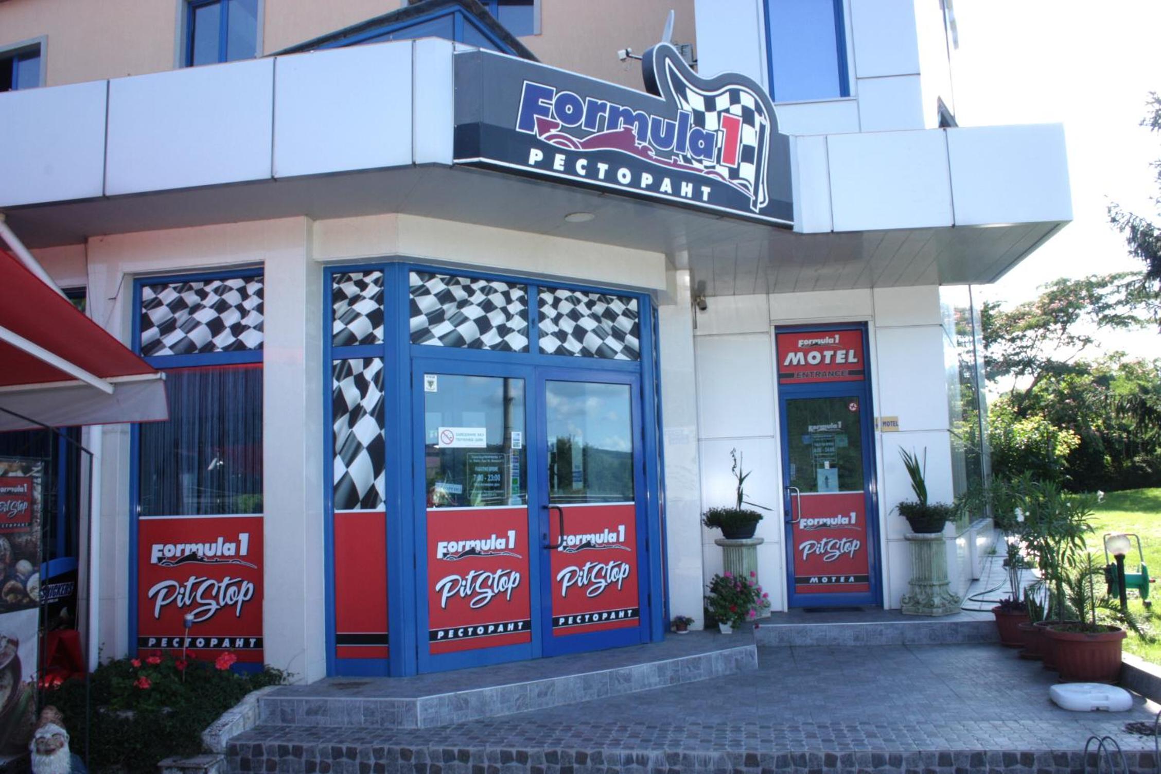 Formula 1 Motel view 3
