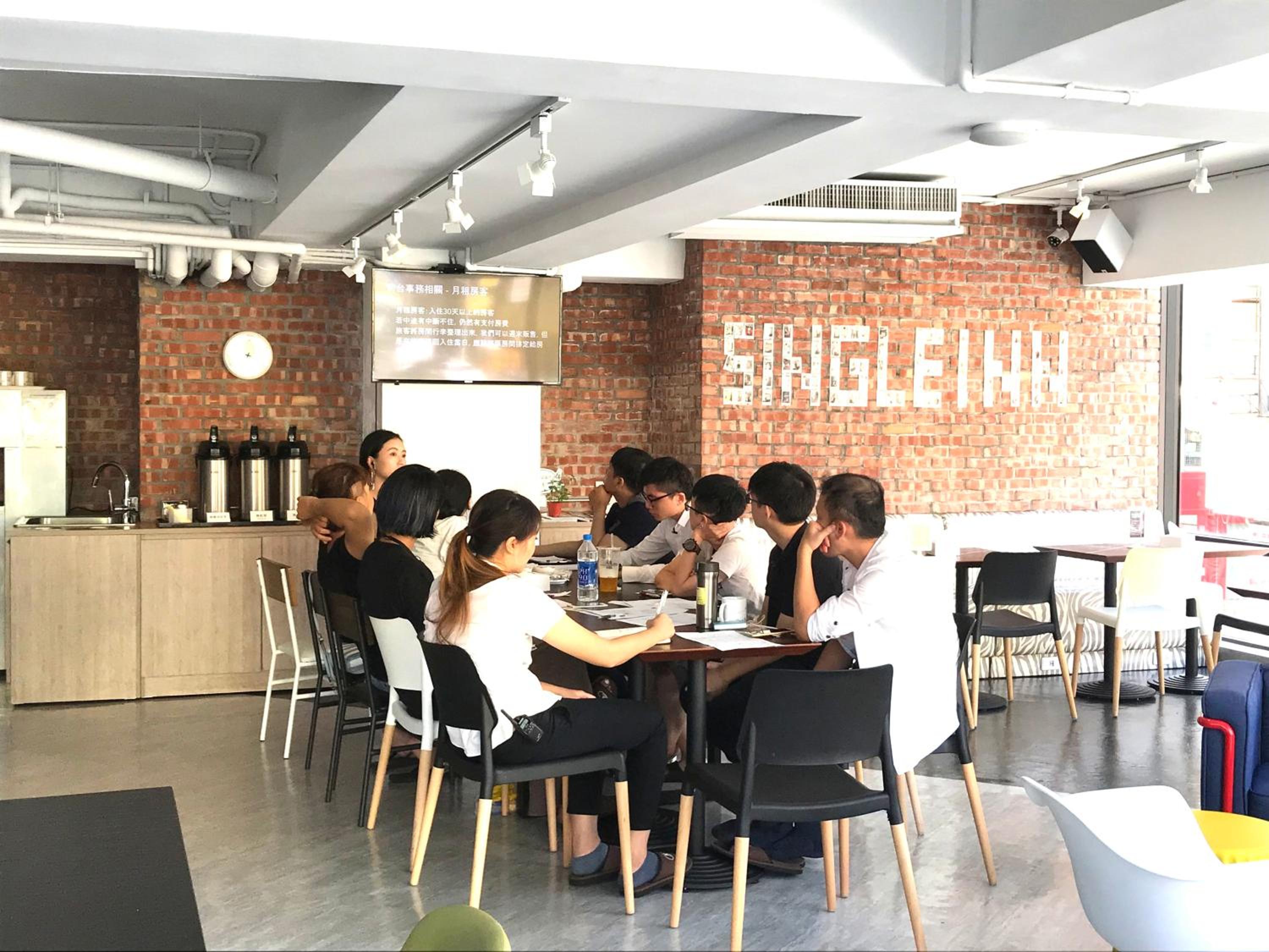 Single Inn-Kaohsiung Station