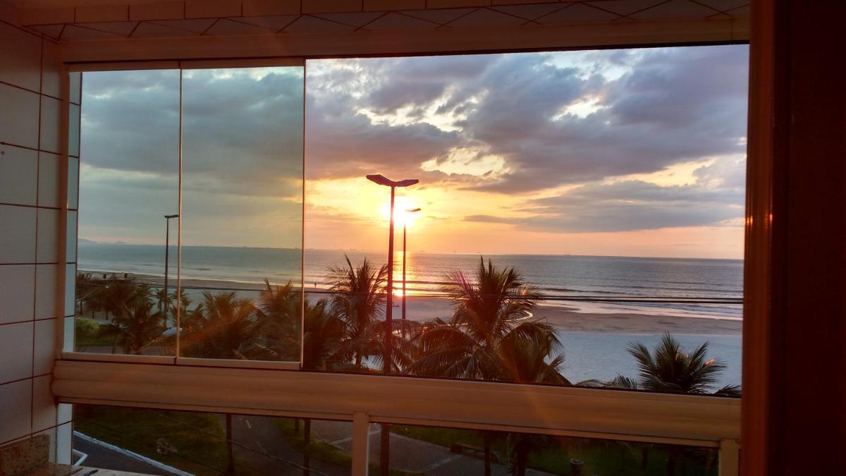 Apto. (pé na areia) com Churrasqueira na sacada