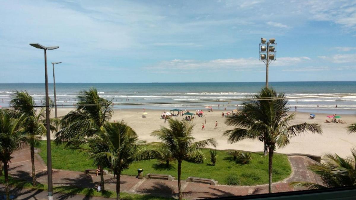 Apto. (pé na areia) com Churrasqueira na sacada