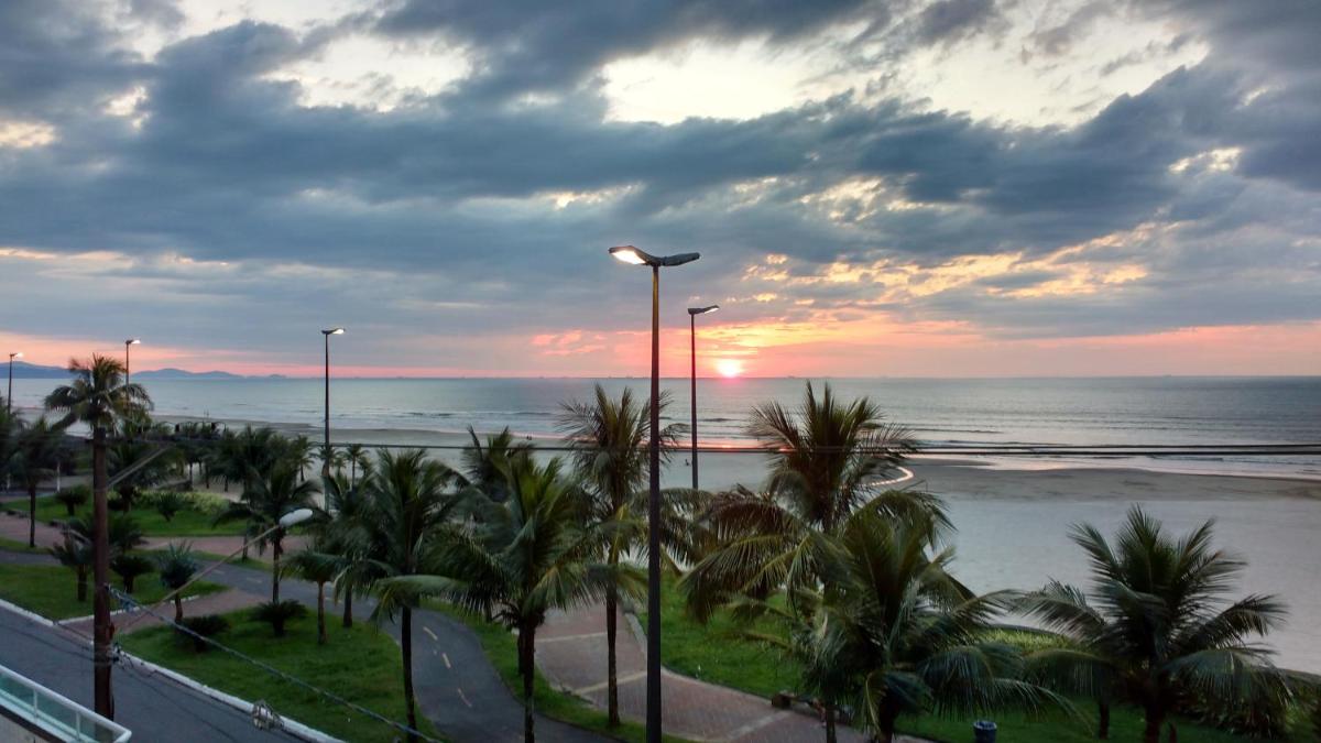 Apto. (pé na areia) com Churrasqueira na sacada