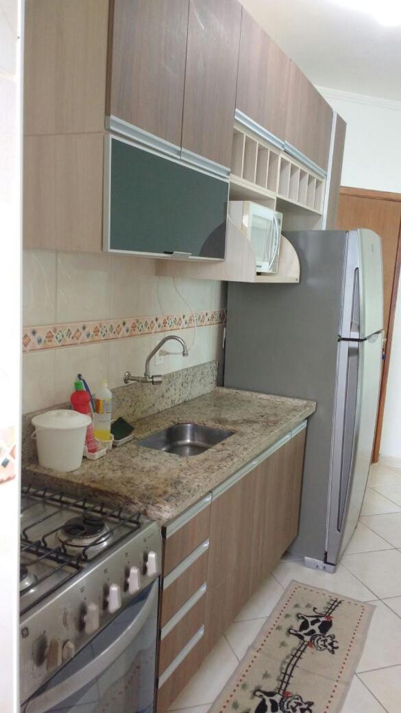 Apto. (pé na areia) com Churrasqueira na sacada
