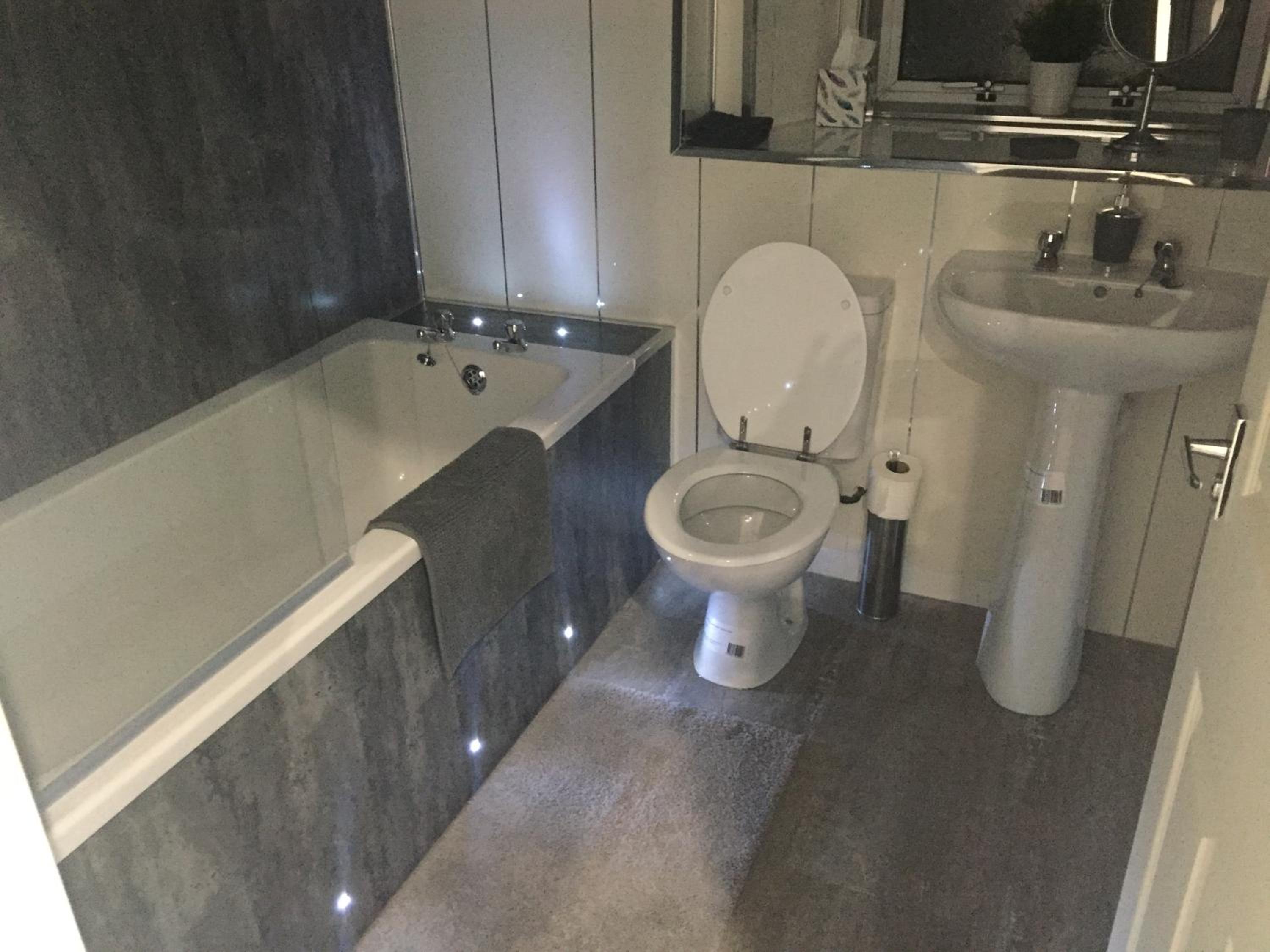 RIVER CLYDE VIEWS - PRIVATE & SPACIOUS APARTMENT, photo 54