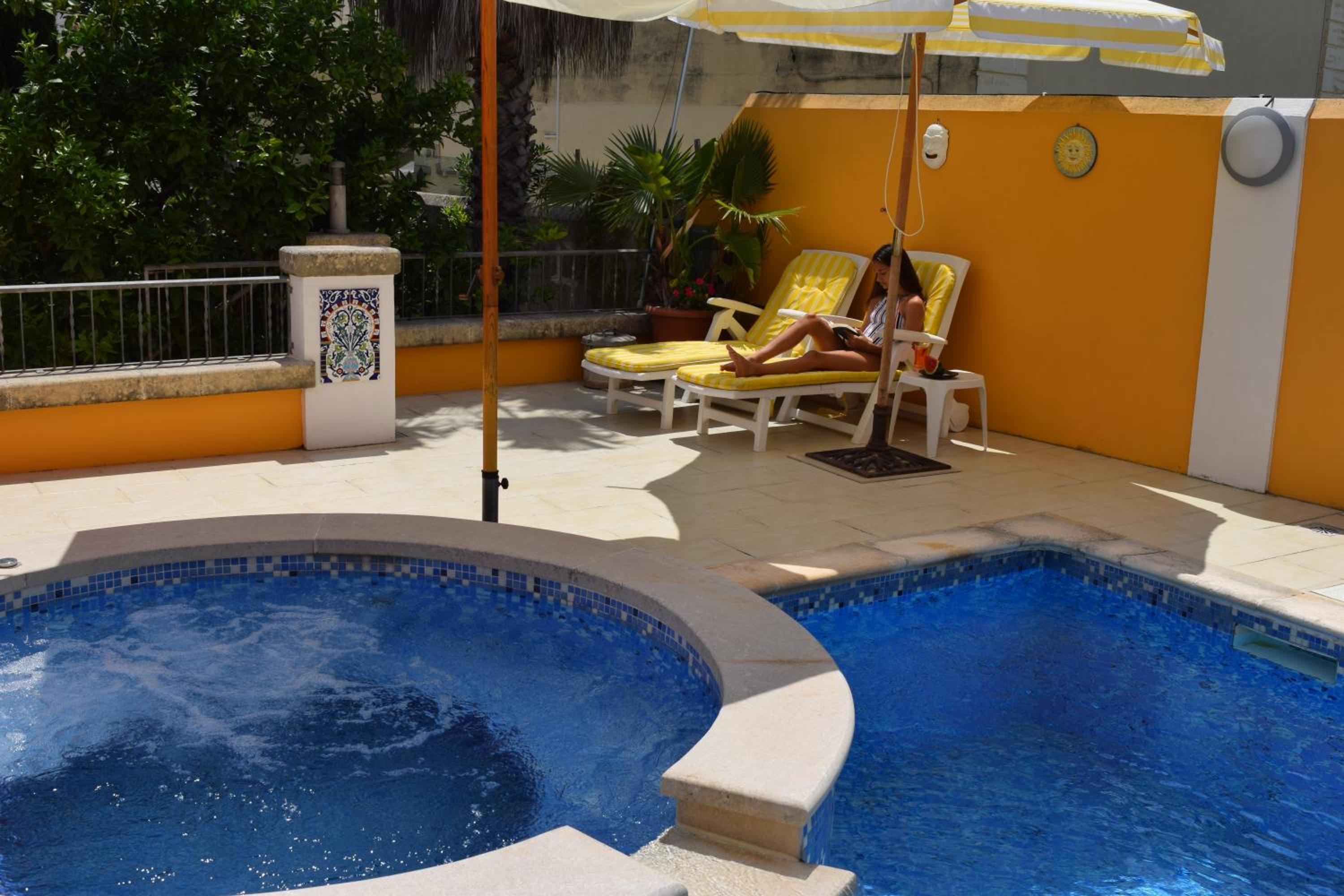 Central villa flatlet with pool - free parking and WiFi view 5