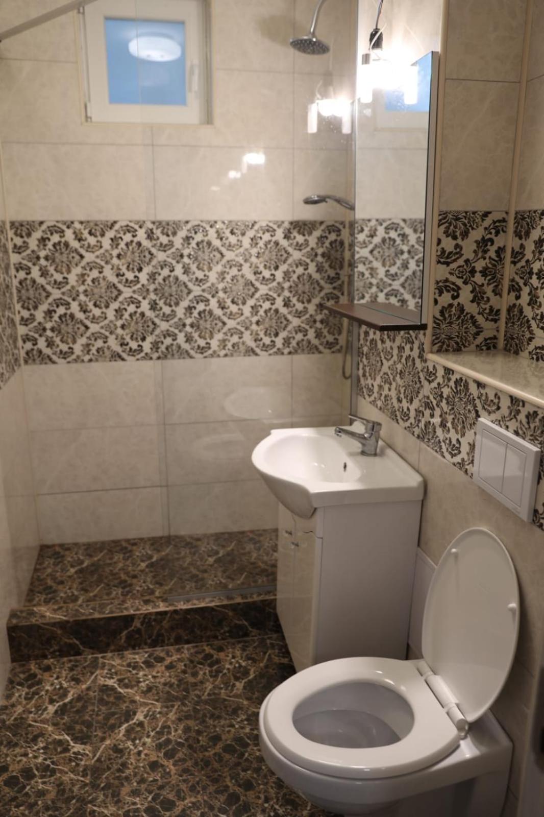 Misha en Baile Felix — bathroom