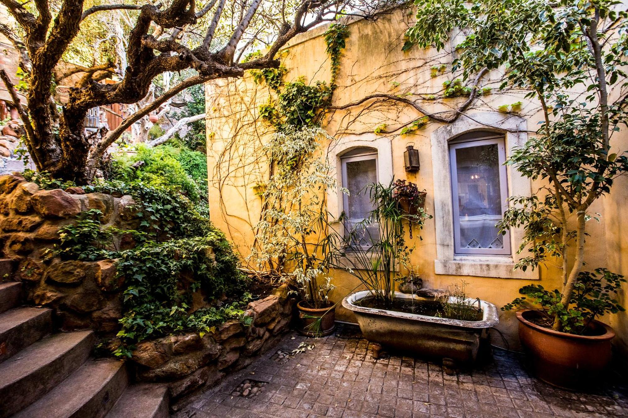 'Cardamom House', Enchanting Vacation Home 2 min from the Beach, Sleeps 5
