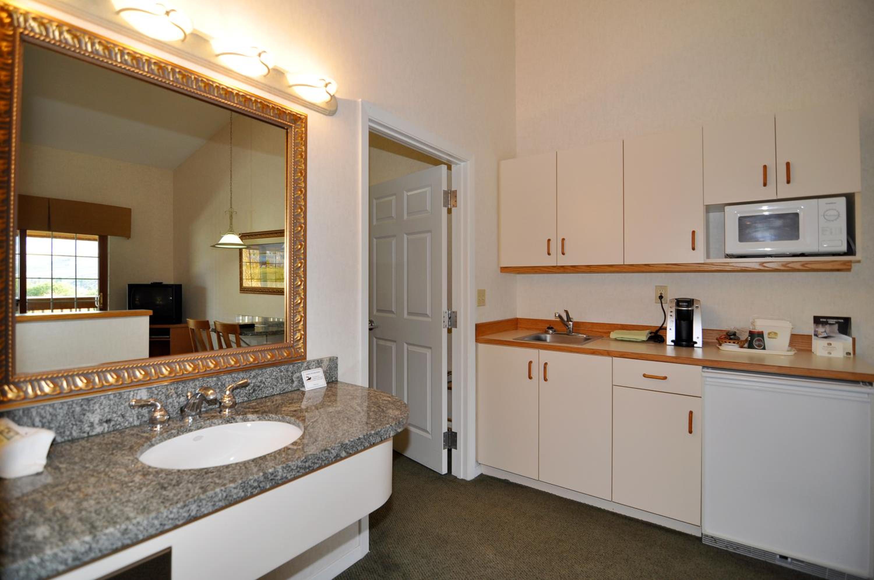 Lakeside Lodge and Suites