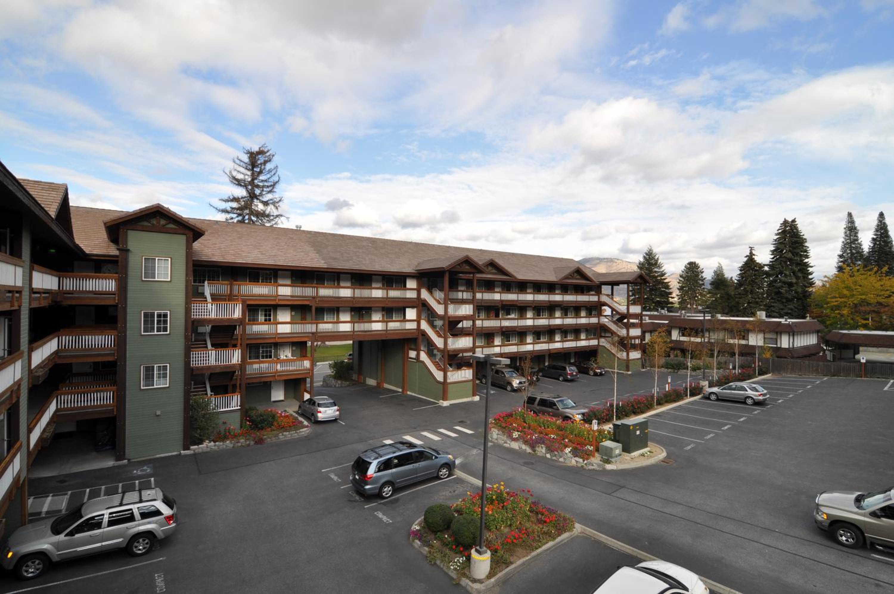 Lakeside Lodge and Suites