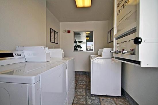 Hilltop Inn & Suites