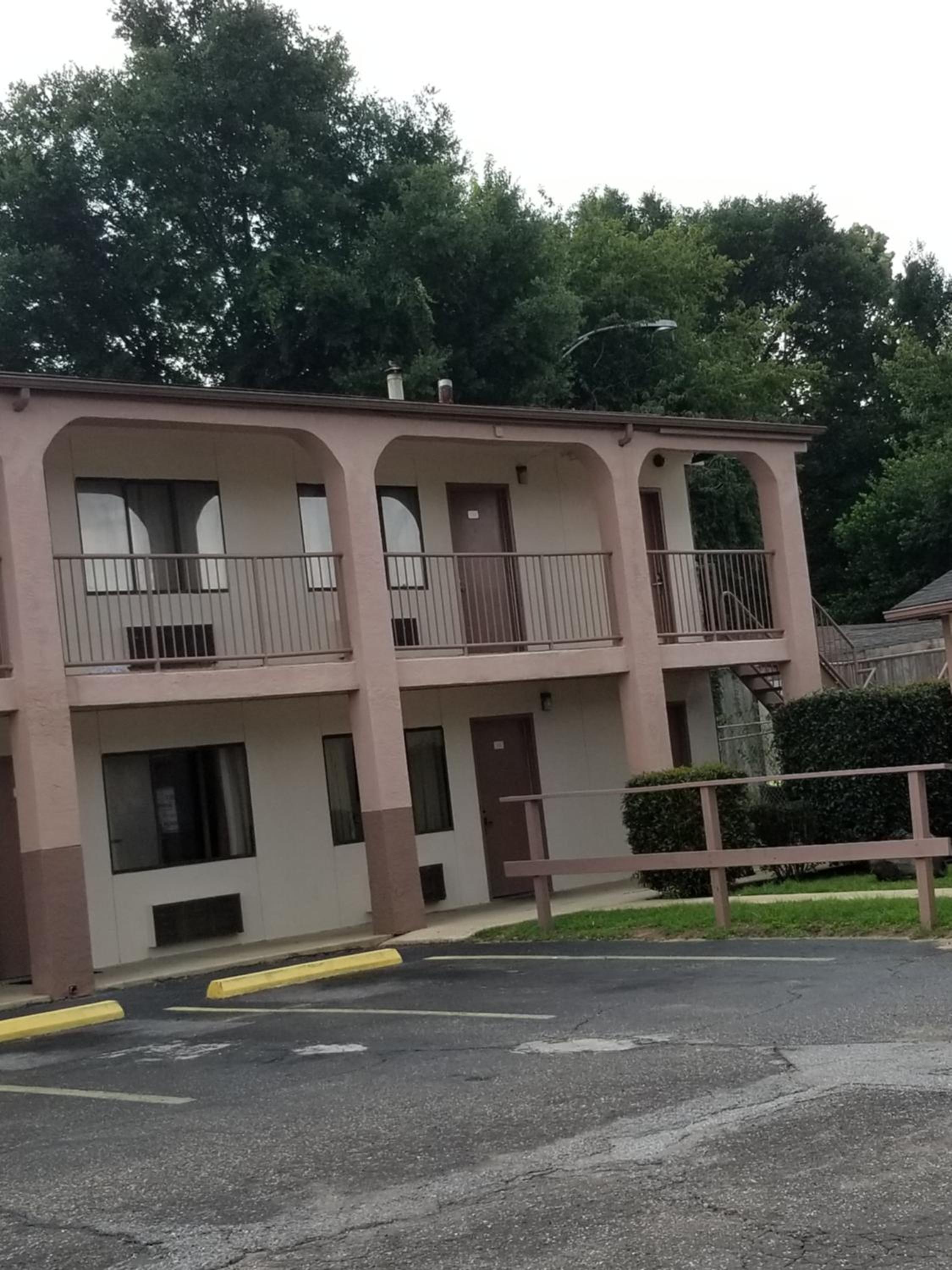 Hotel Executive Inn - Image 1