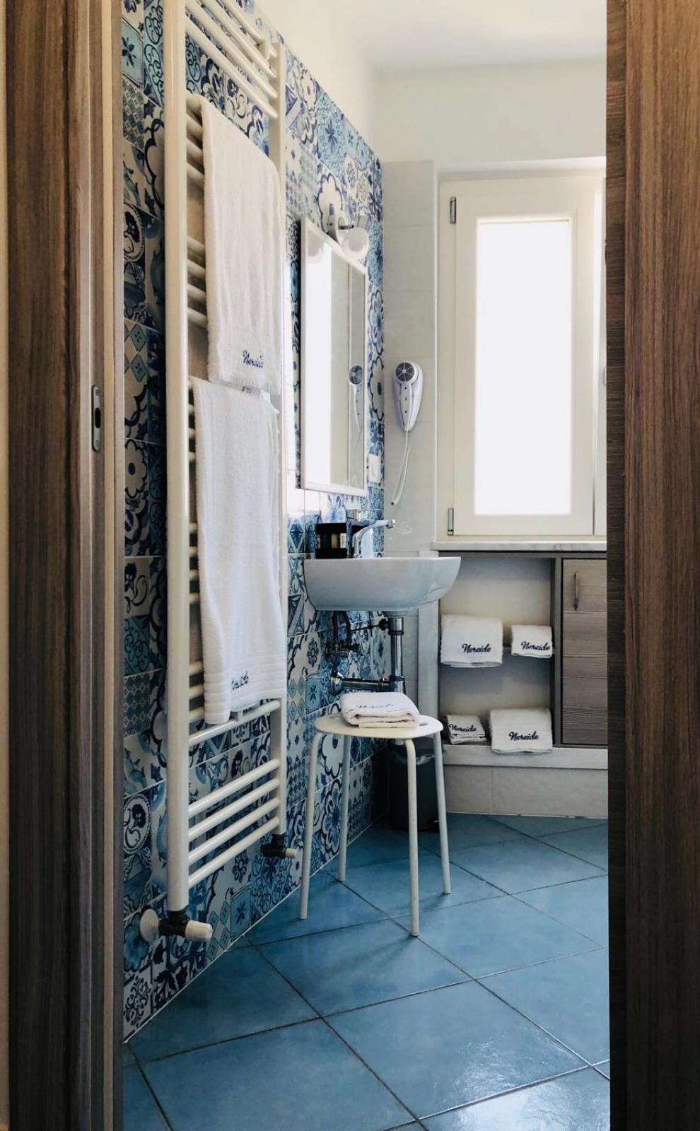 Nereide en Tropea — bathroom