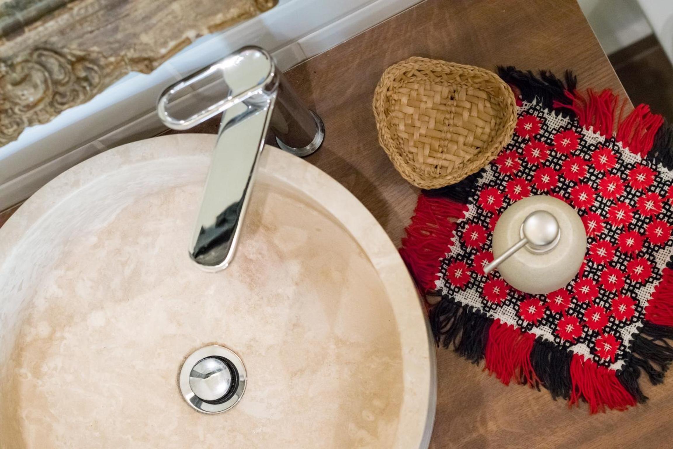 Folkloric Loft - Sibiul vechi en Sibiu — bathroom