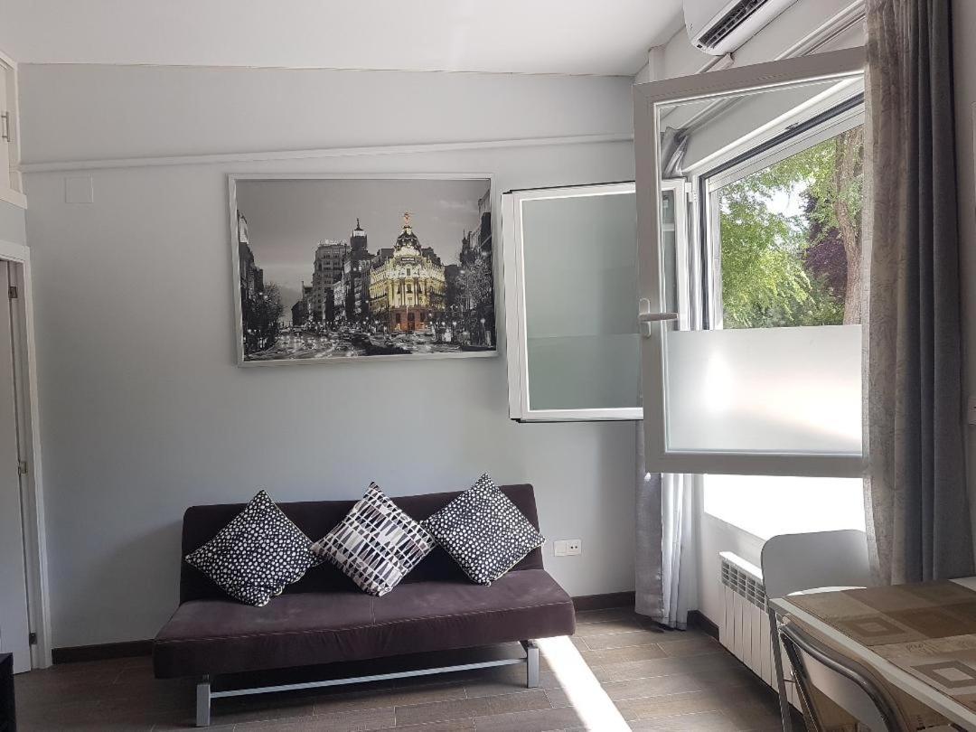 Cozy Studio Madrid - Metro Barrio del Pilar view 2