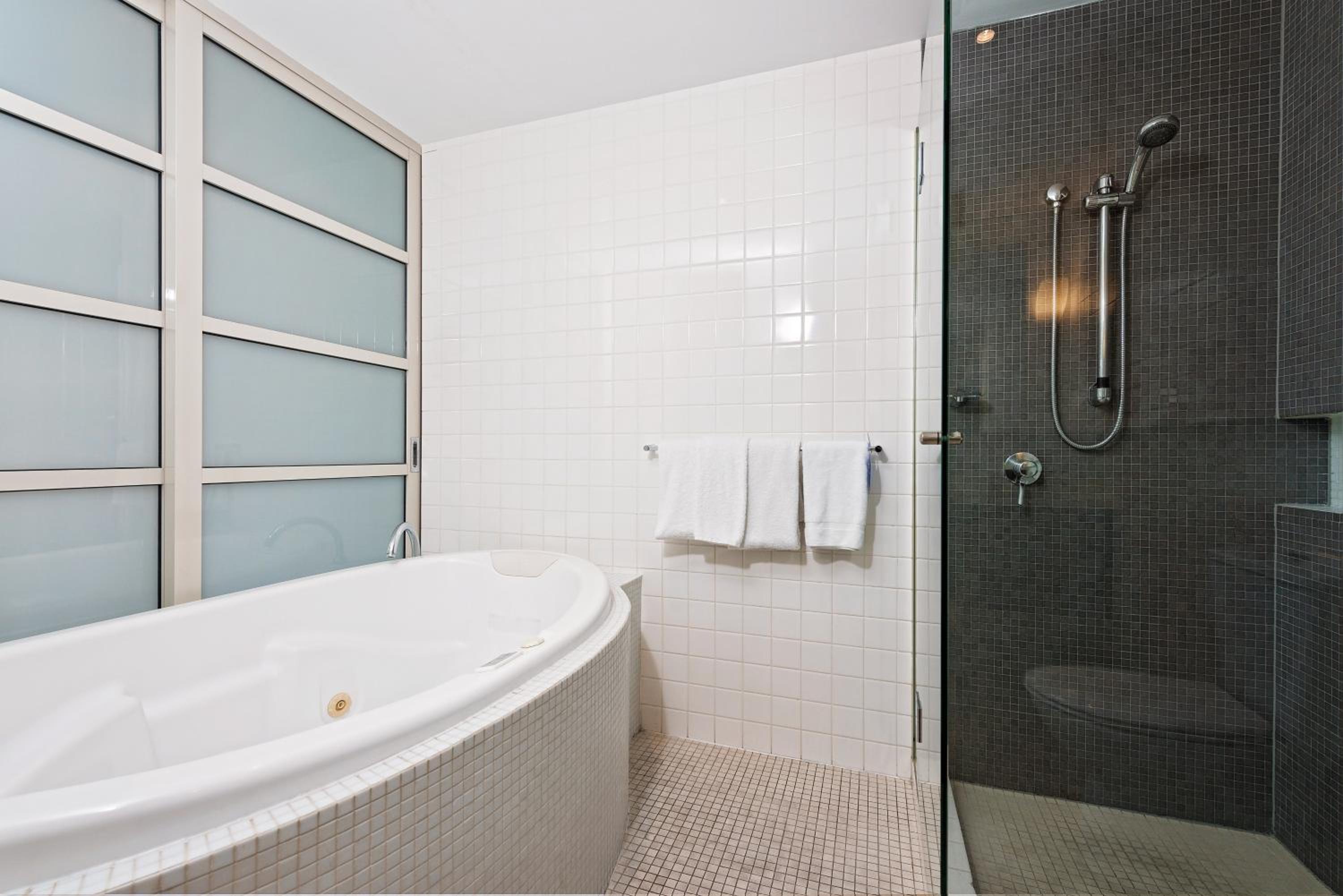 Embassy 2br free parking