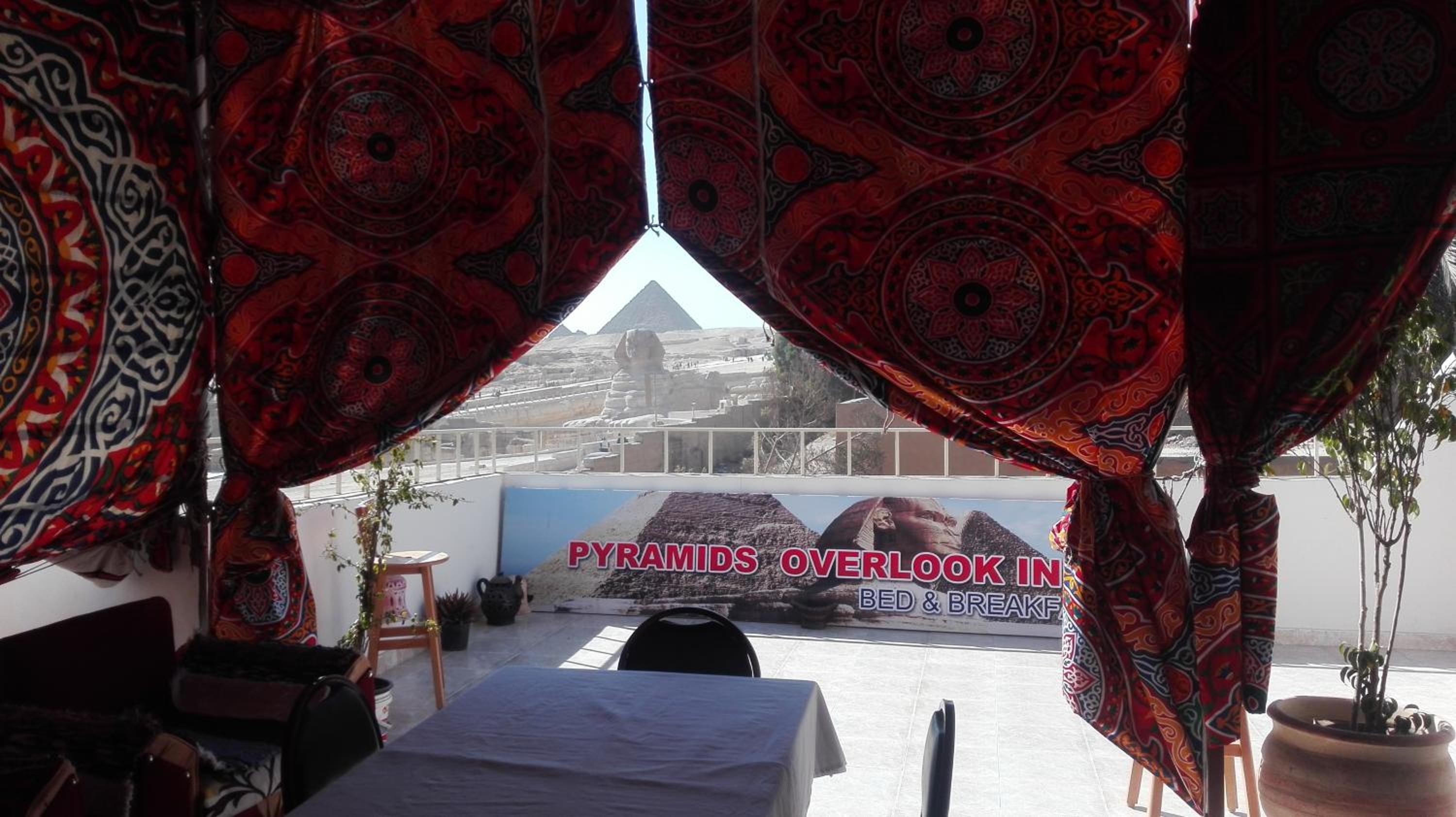 Pyramids Overlook Inn