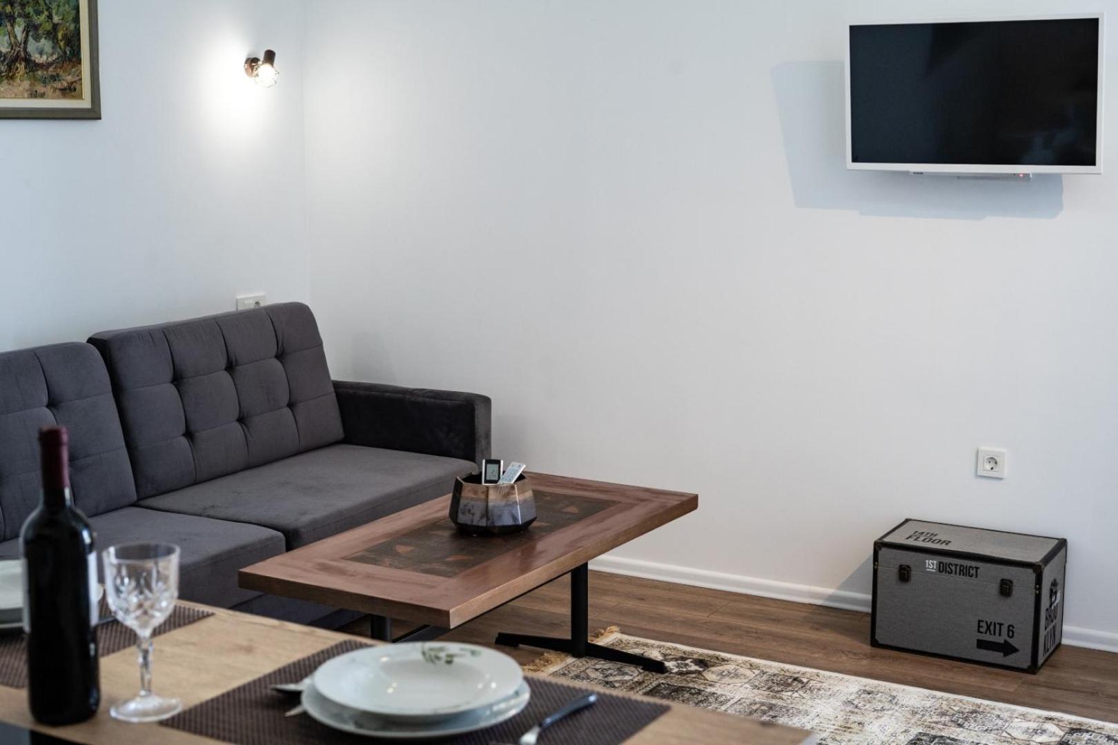 Apartmani D & J with Heated Pool & Stunning Sea View