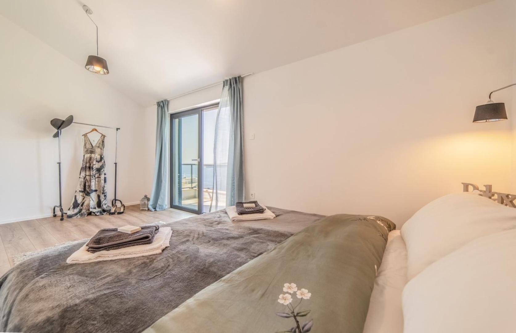 Apartmani D & J with Heated Pool & Stunning Sea View