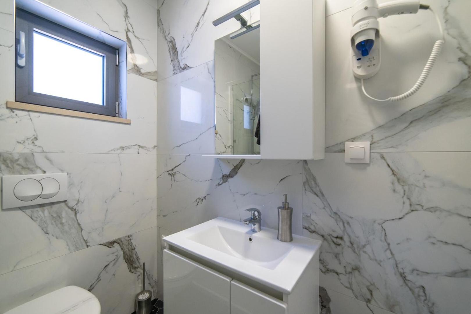 Apartmani D & J with Heated Pool & Stunning Sea View
