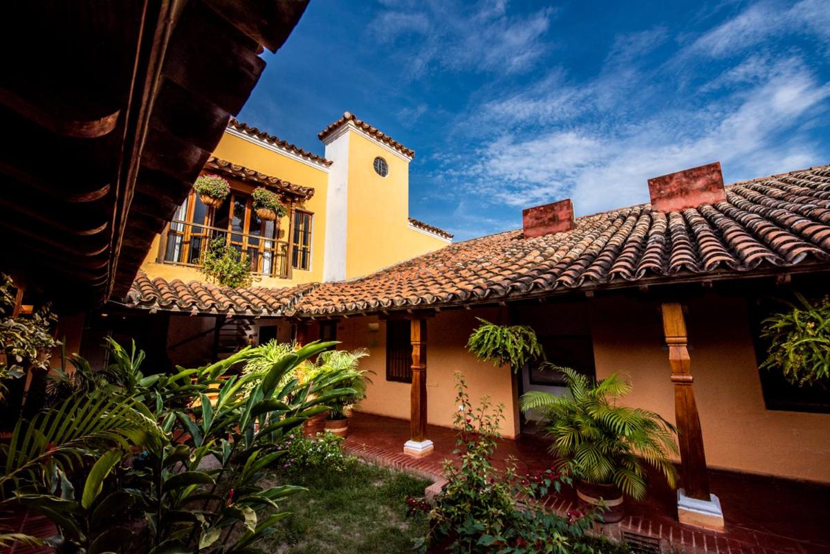 La Casa Amarilla