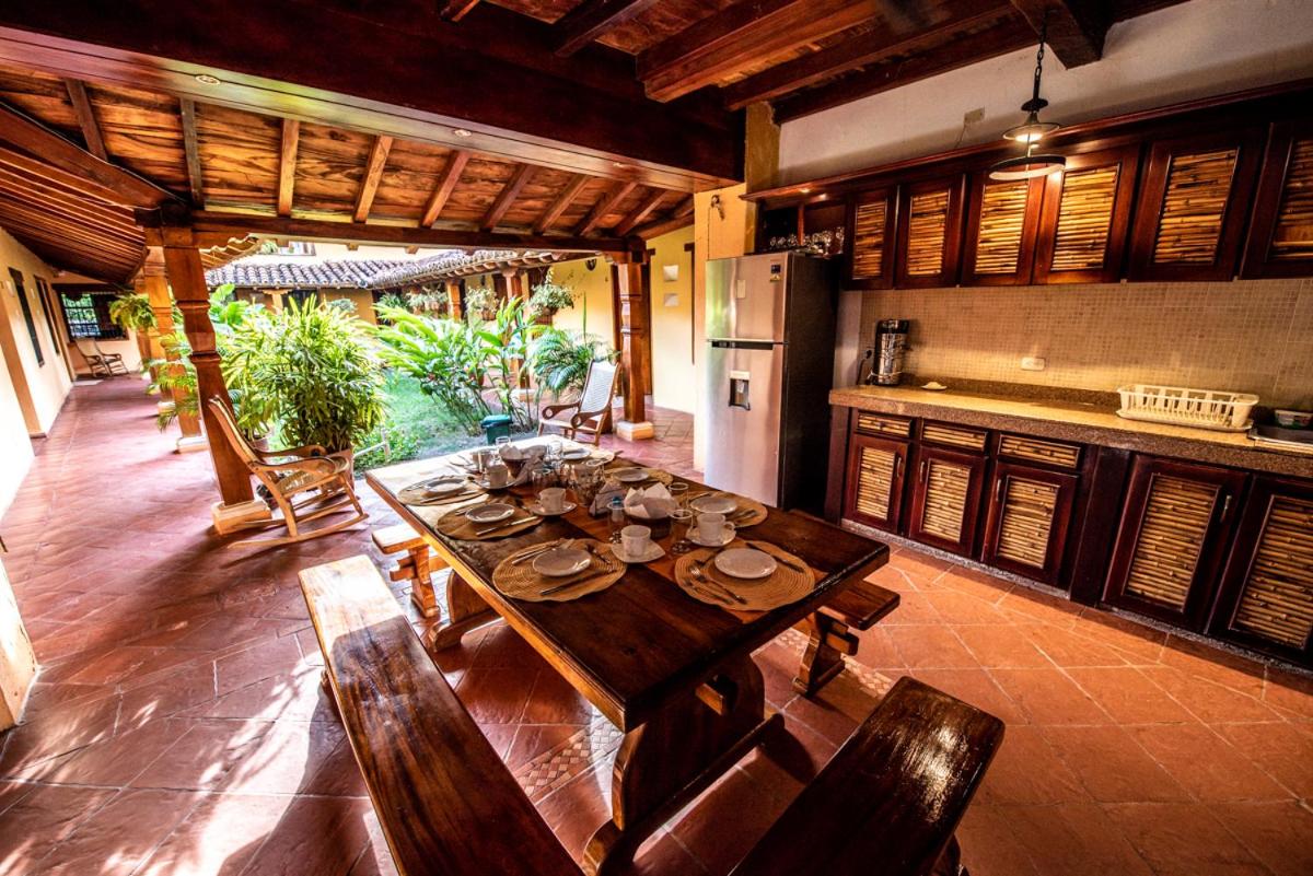 La Casa Amarilla