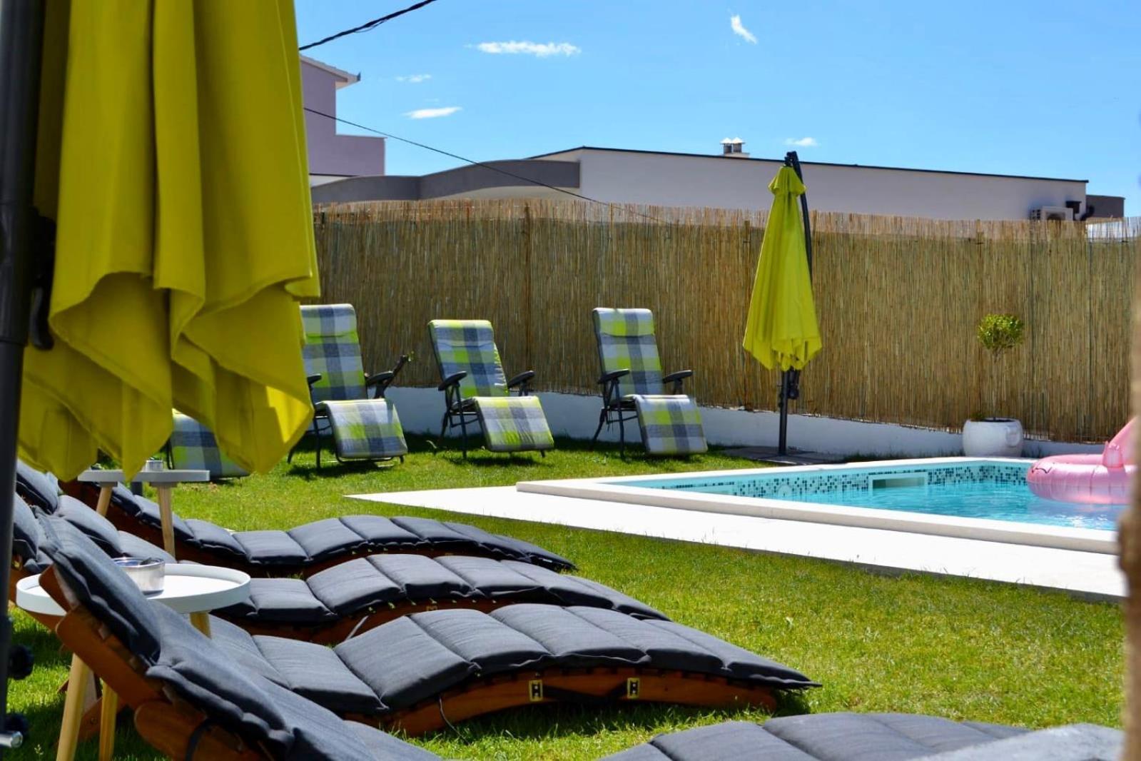 4 apartmens private pool 20people max view 5