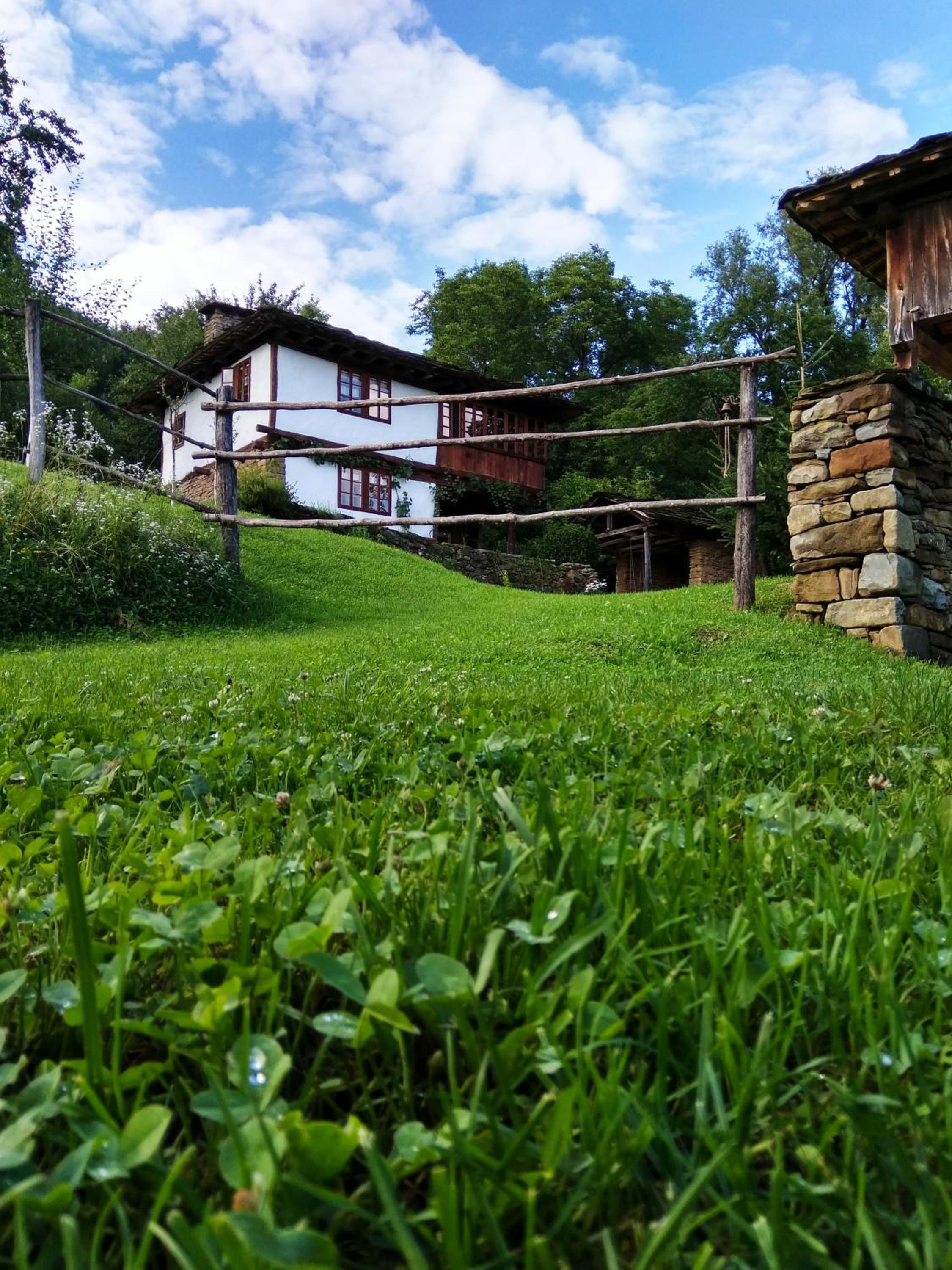 Authentic House with Stunning Mountain View - Karashka