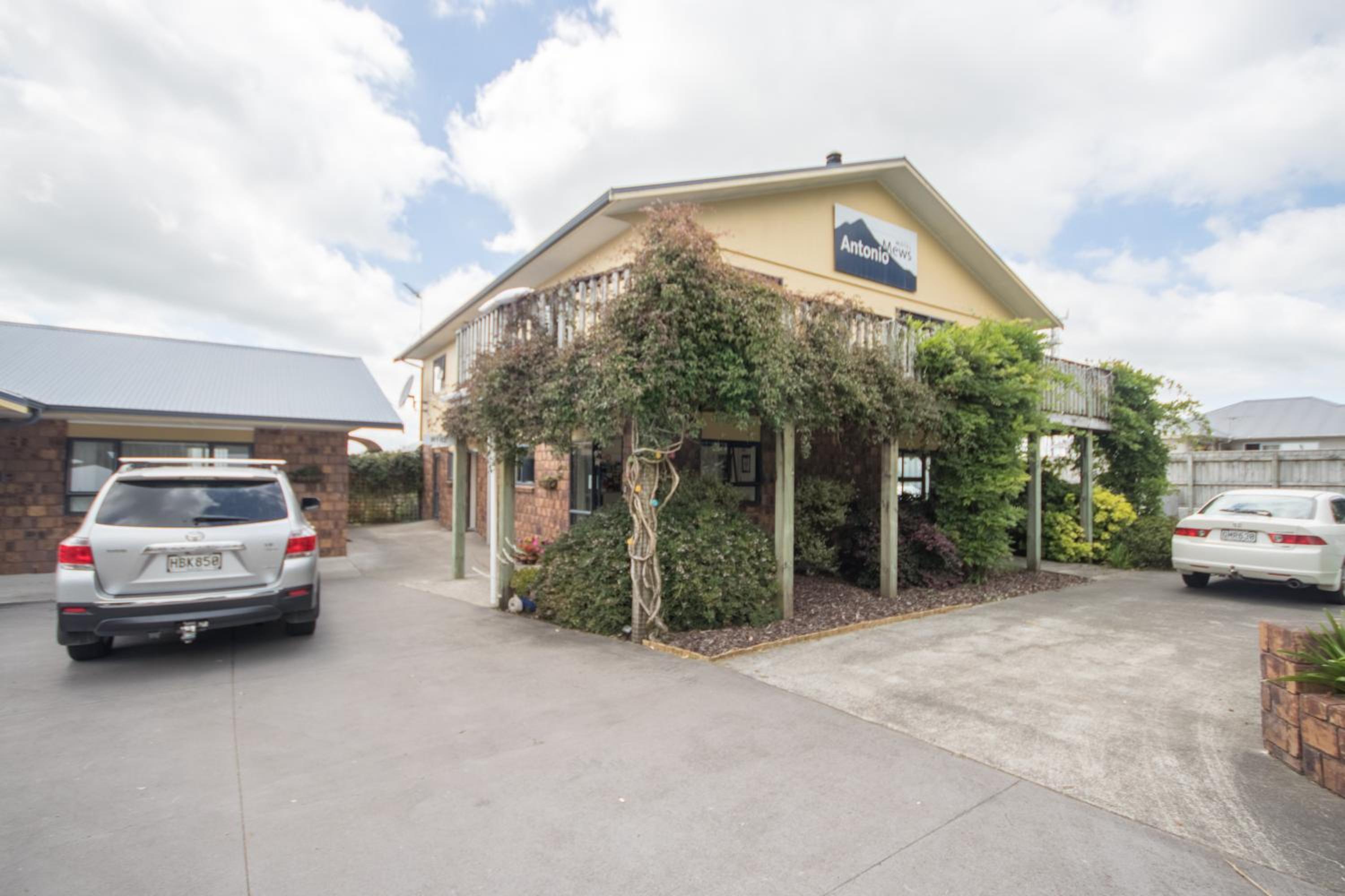 Antonio Mews Motel