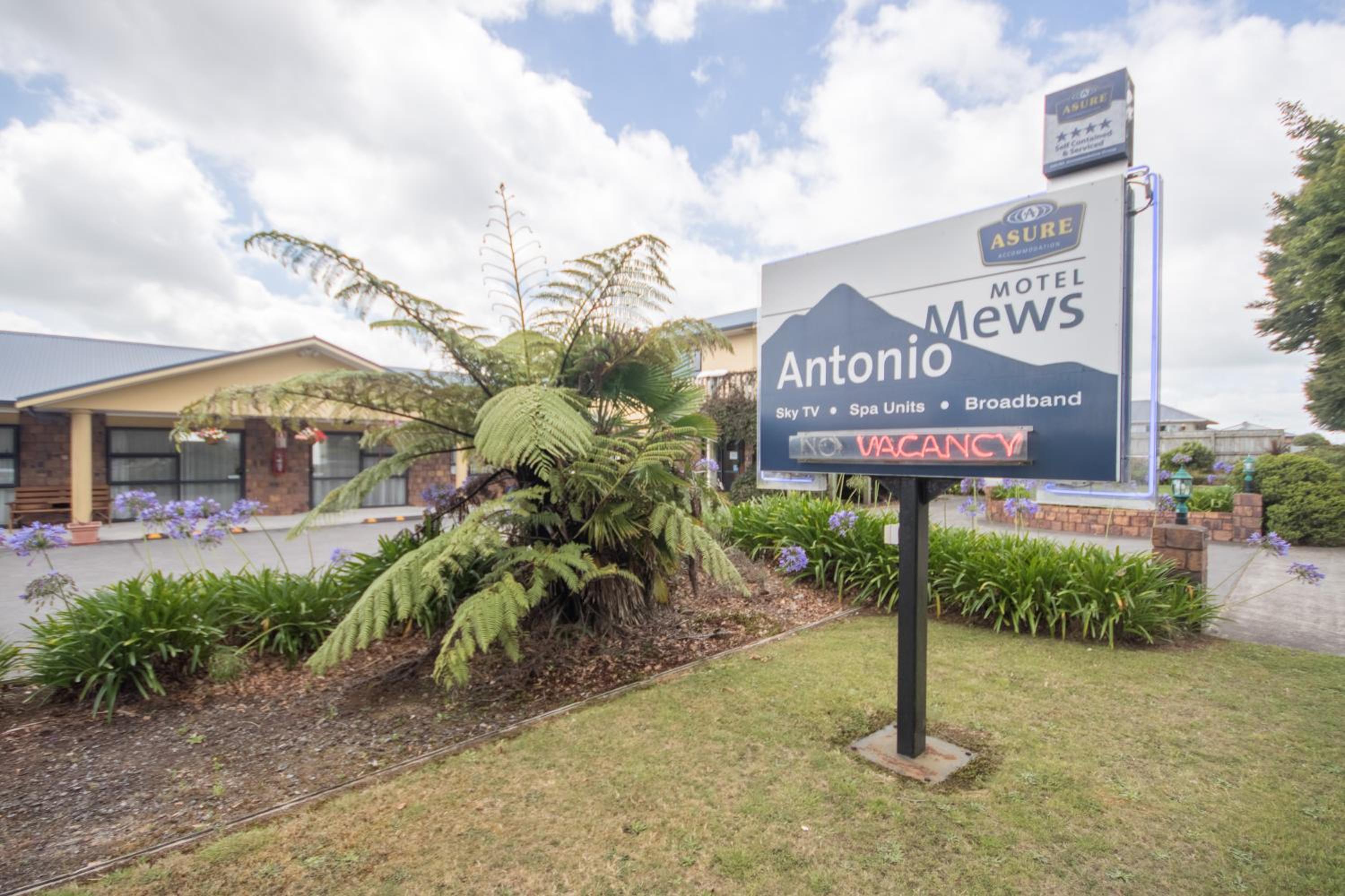 Antonio Mews Motel