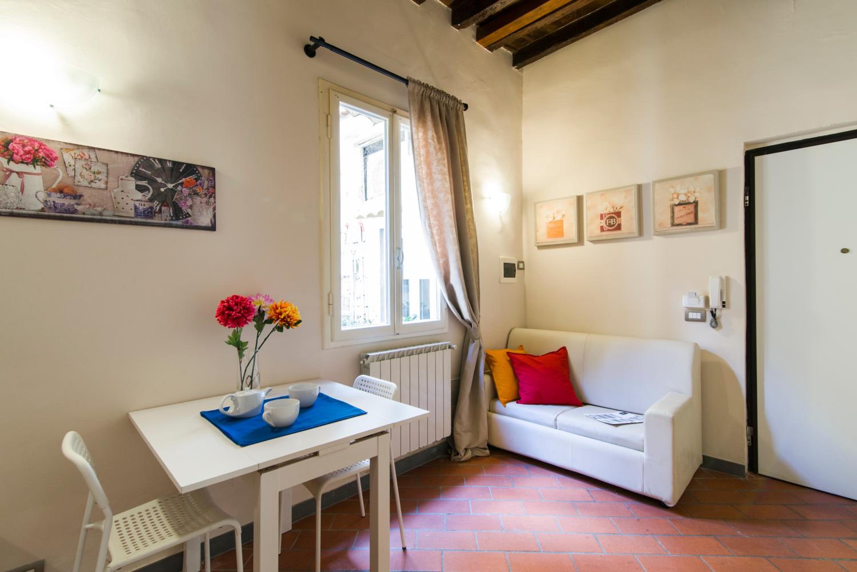 GuestHost - Ponte Vecchio Central Flats