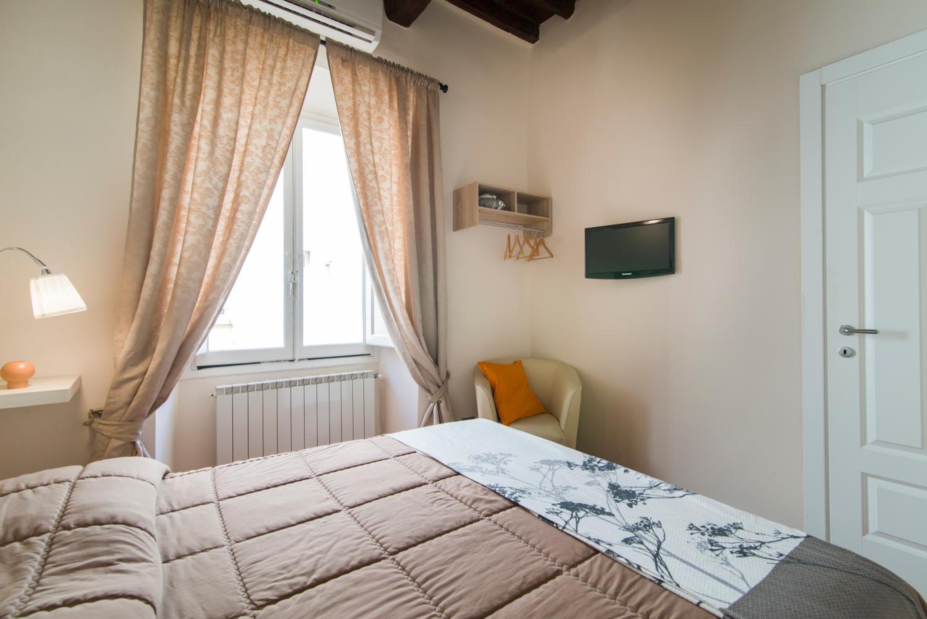 GuestHost - Ponte Vecchio Central Flats
