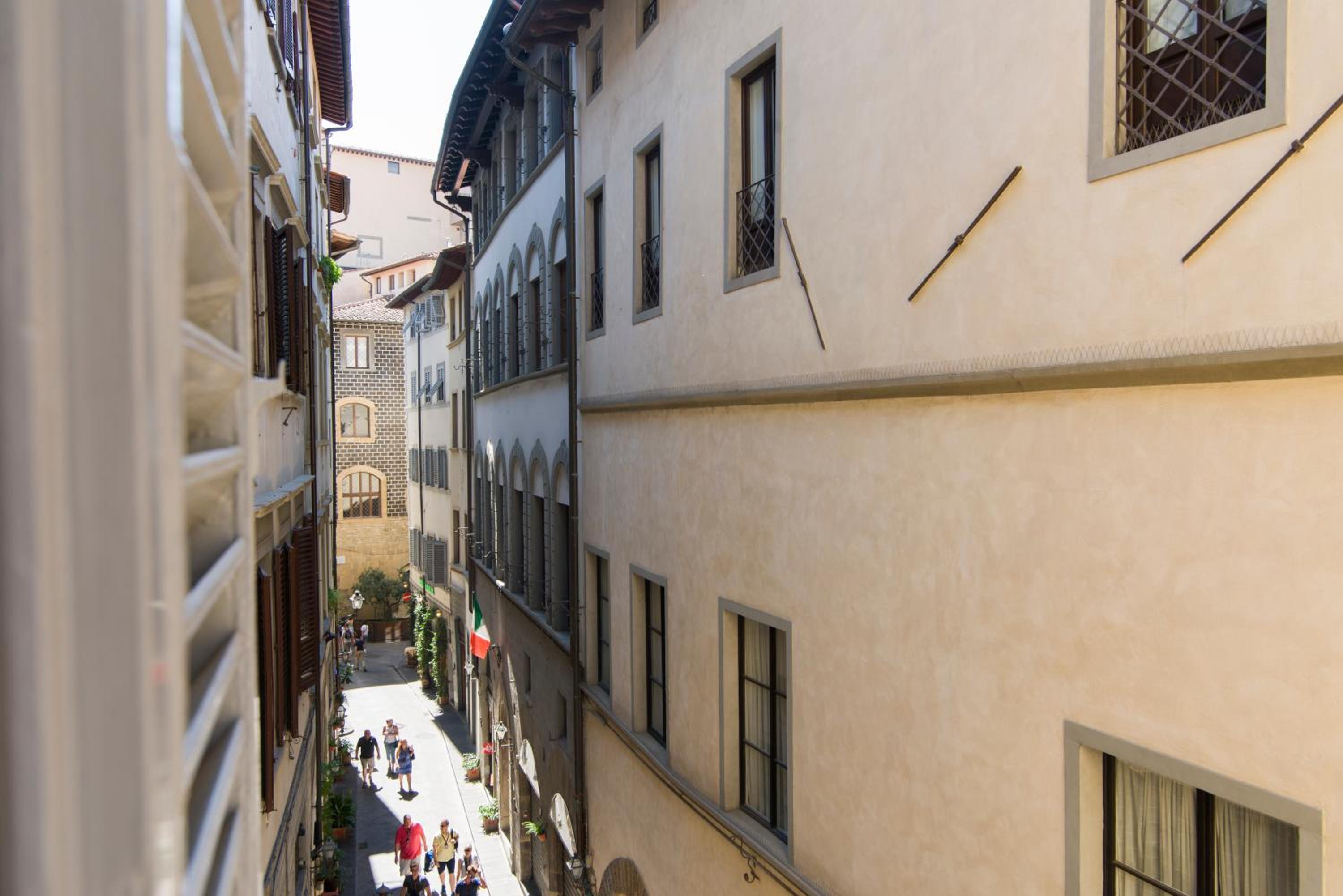 GuestHost - Ponte Vecchio Central Flats