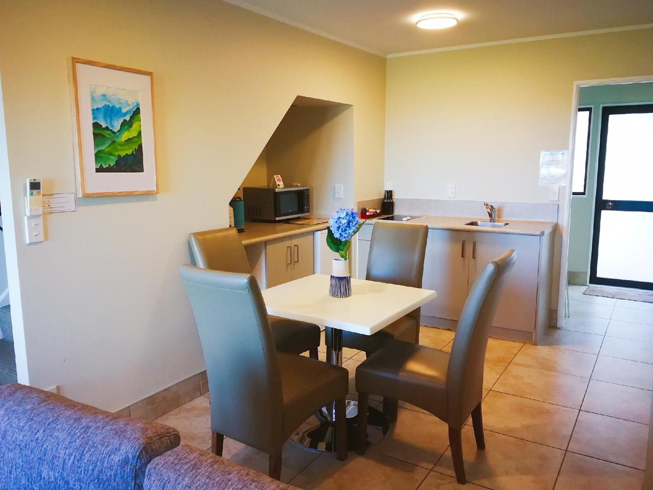 Le Chalet Suisse Motel Taupo — photo 15