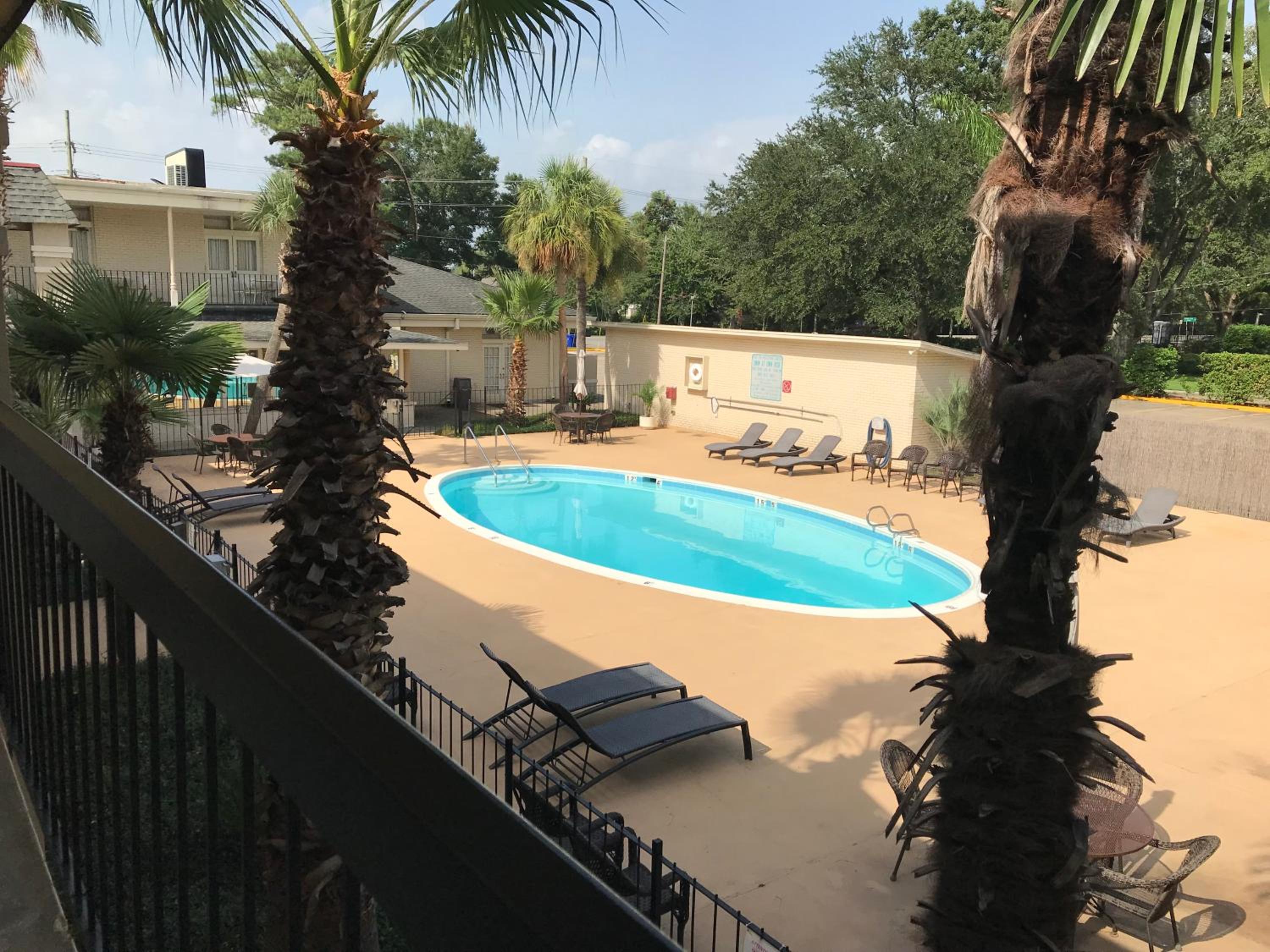 Houma Vacations - Carmel Inn and Suites Thibodaux - Property Image 2