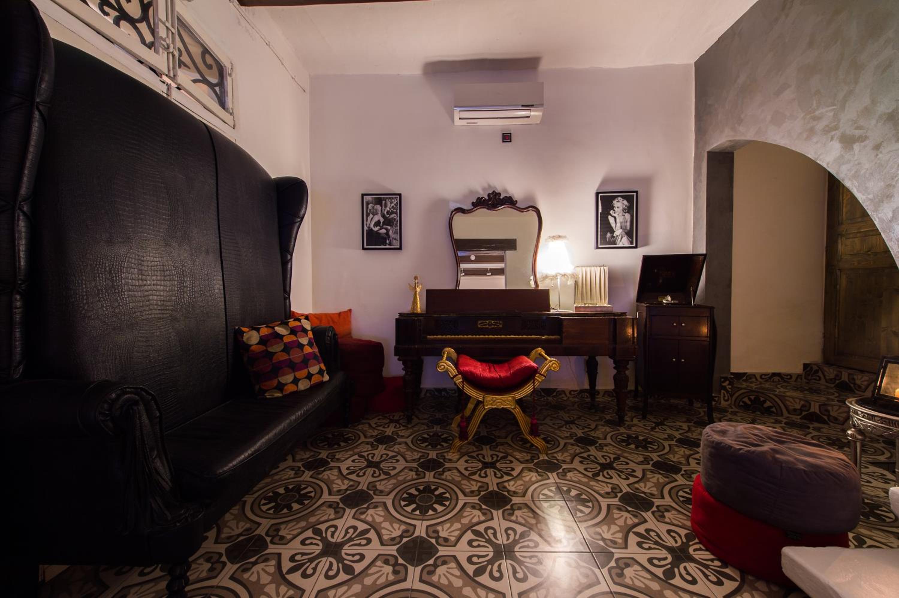 Sliema Vacations - Backstage Boutique Music Themed Townhouse - Property Image 72