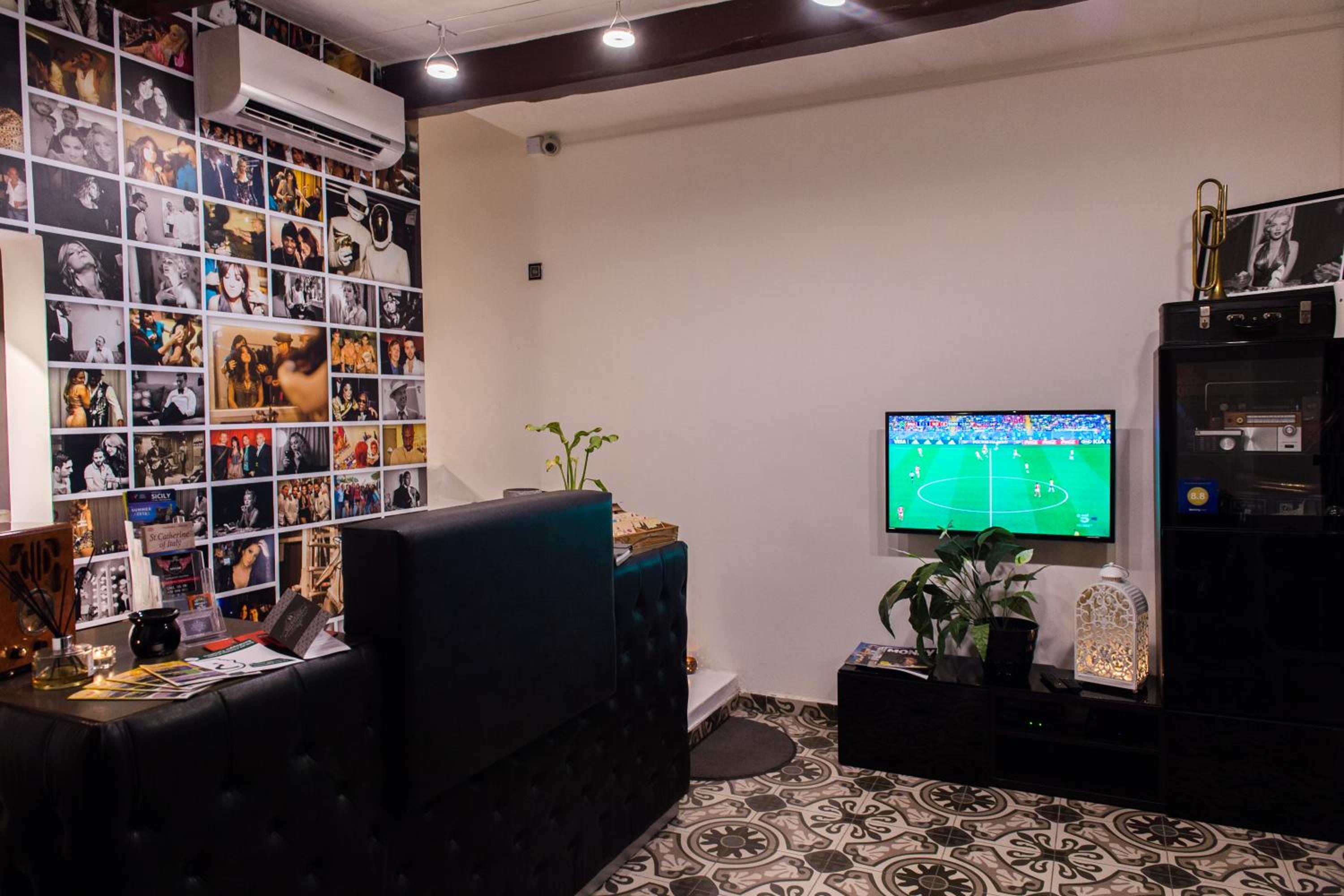 Sliema Vacations - Backstage Boutique Music Themed Townhouse - Property Image 30